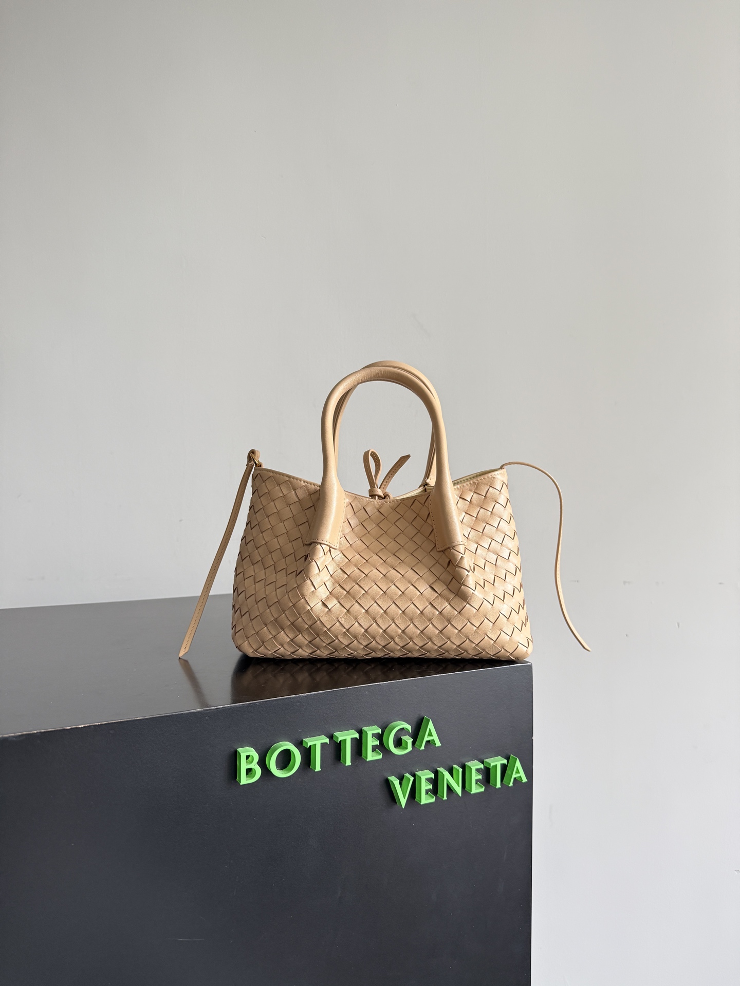 BOTTEGA VENETA's 2025 new product pinacoteca has ultra-soft leather, and the weaving function, practicality and relaxed fashion sense have not fallen behind❤️🔥Amway has given sisters a must-have bag when going out