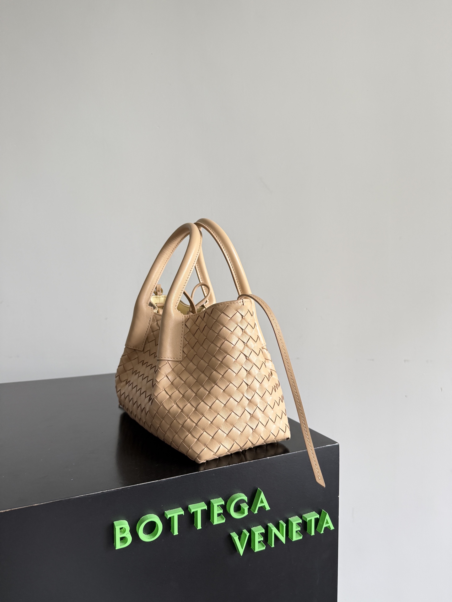 BOTTEGA VENETA's 2025 new product pinacoteca has ultra-soft leather, and the weaving function, practicality and relaxed fashion sense have not fallen behind❤️🔥Amway has given sisters a must-have bag when going out - Image 2