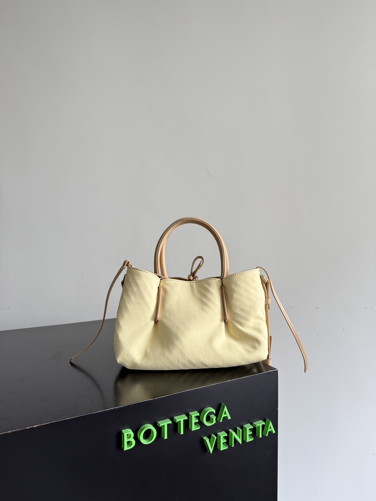 BOTTEGA VENETA's 2025 new product pinacoteca has ultra-soft leather, and the weaving function, practicality and relaxed fashion sense have not fallen behind❤️🔥Amway has given sisters a must-have bag when going out - Image 3