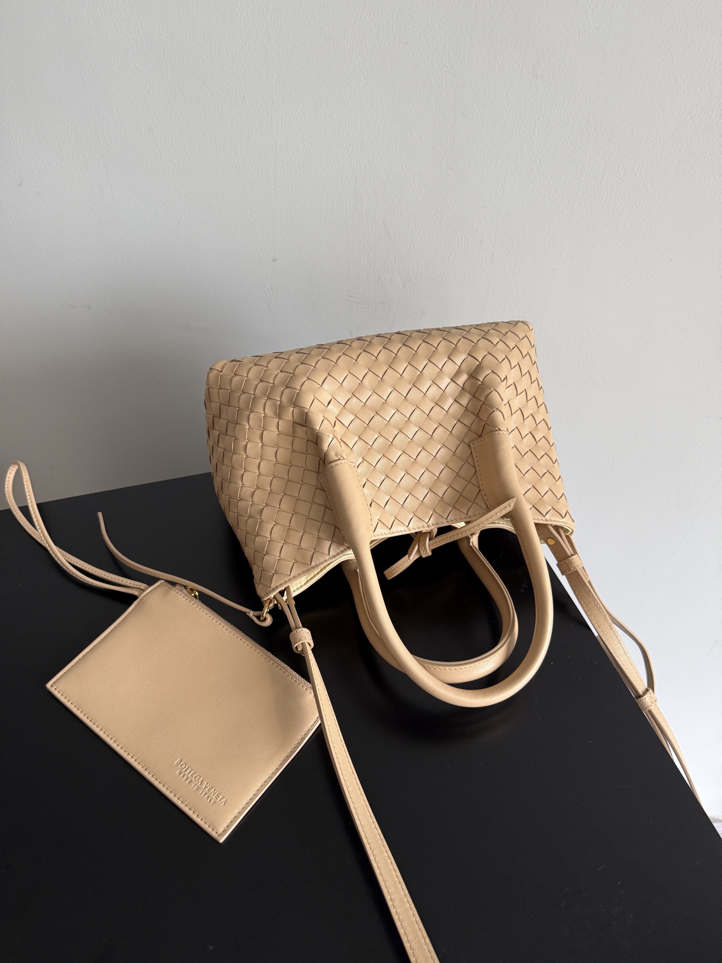 BOTTEGA VENETA's 2025 new product pinacoteca has ultra-soft leather, and the weaving function, practicality and relaxed fashion sense have not fallen behind❤️🔥Amway has given sisters a must-have bag when going out - Image 5