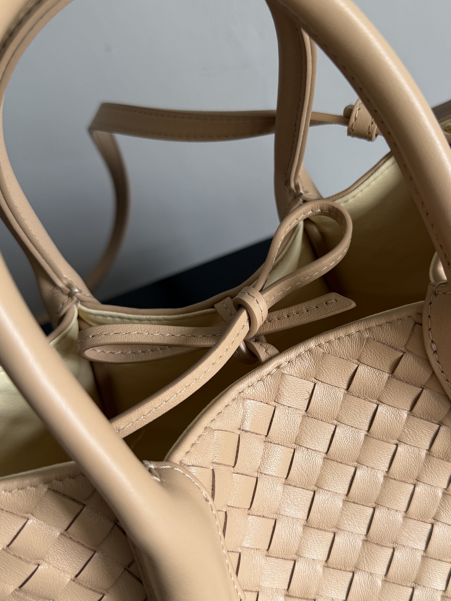 BOTTEGA VENETA's 2025 new product pinacoteca has ultra-soft leather, and the weaving function, practicality and relaxed fashion sense have not fallen behind❤️🔥Amway has given sisters a must-have bag when going out - Image 6