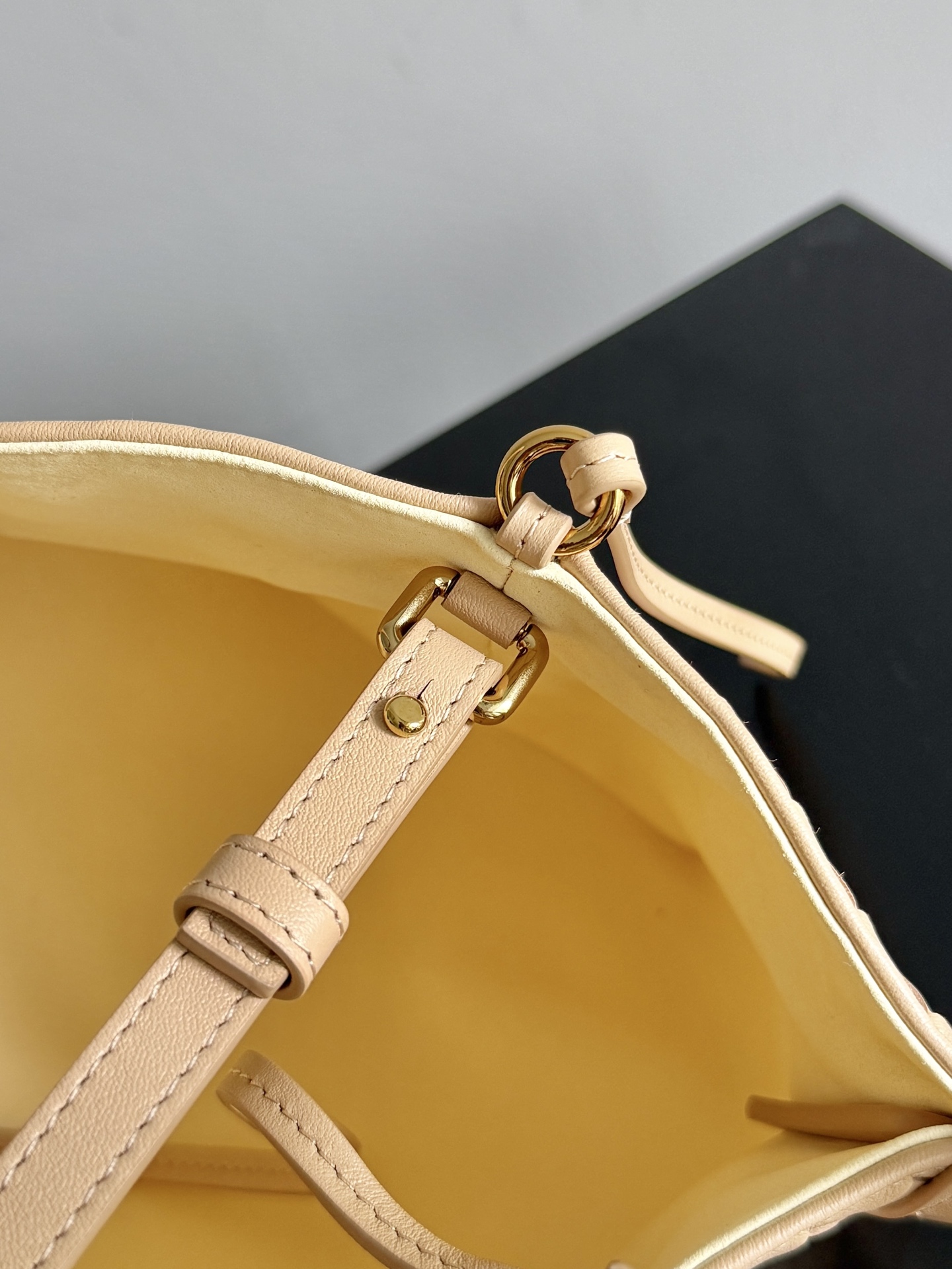 BOTTEGA VENETA's 2025 new product pinacoteca has ultra-soft leather, and the weaving function, practicality and relaxed fashion sense have not fallen behind❤️🔥Amway has given sisters a must-have bag when going out - Image 8