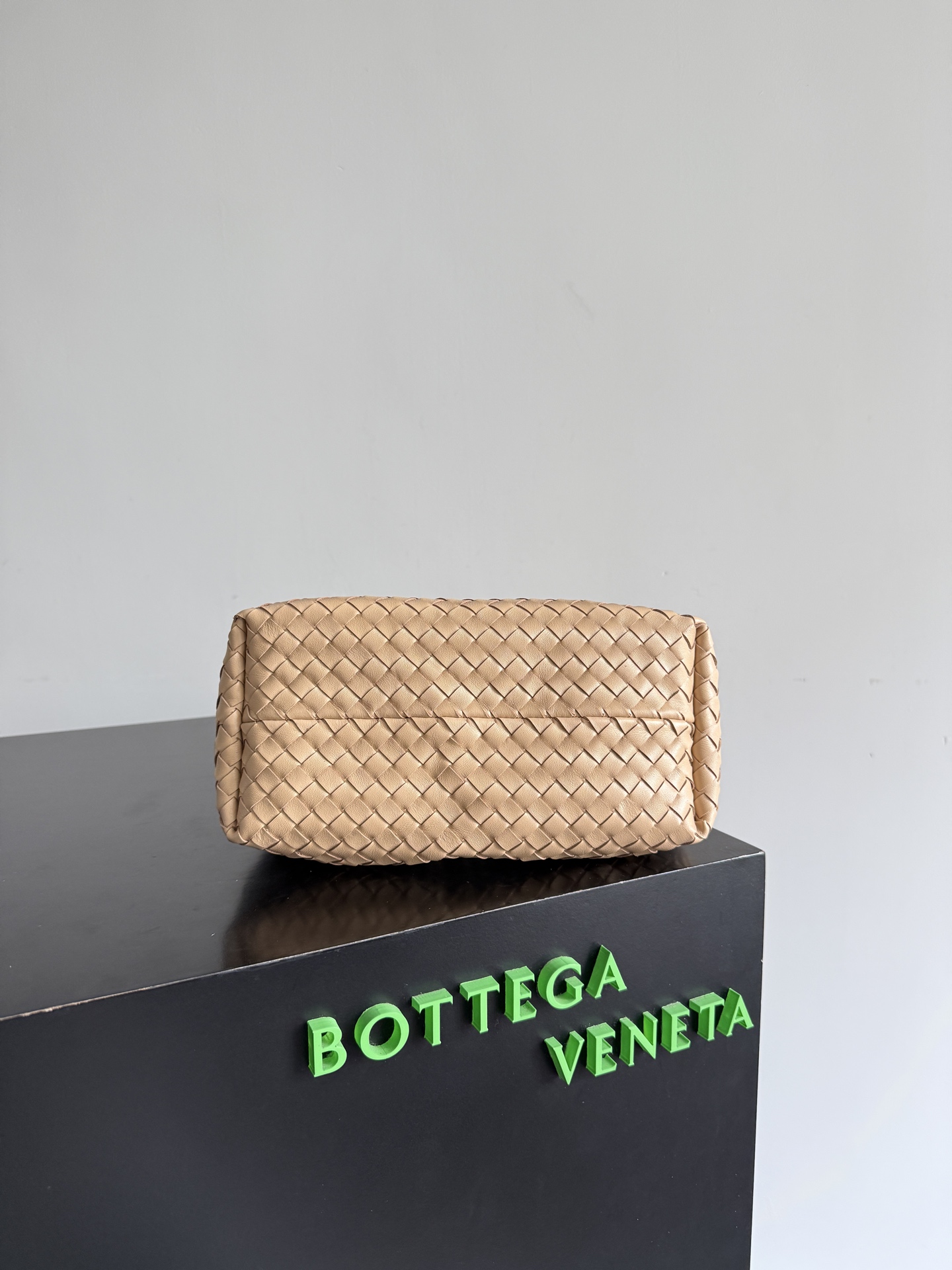 BOTTEGA VENETA's 2025 new product pinacoteca has ultra-soft leather, and the weaving function, practicality and relaxed fashion sense have not fallen behind❤️🔥Amway has given sisters a must-have bag when going out - Image 9
