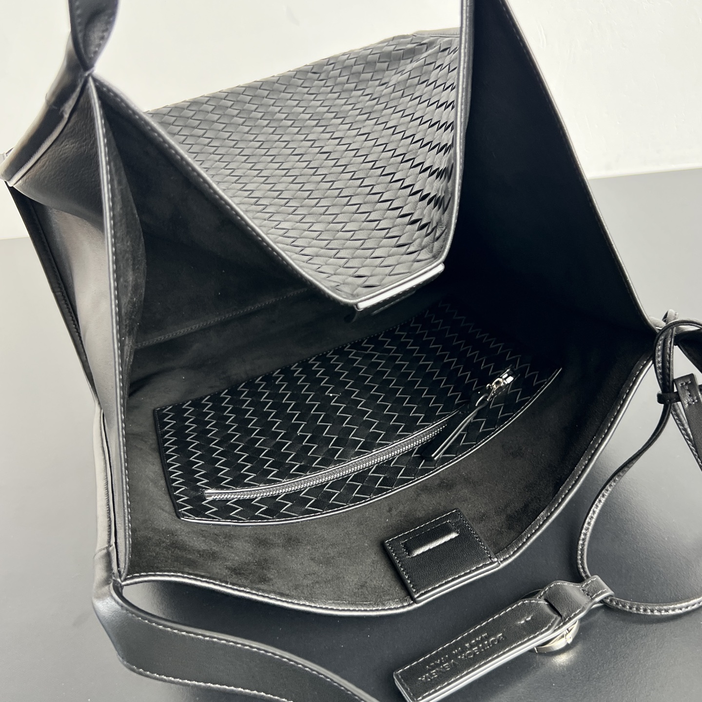 BV's new product Corriere tote bag 🤍 867484 A tote bag suitable for commuting to work, traveling, and short-distance business trips - Image 5