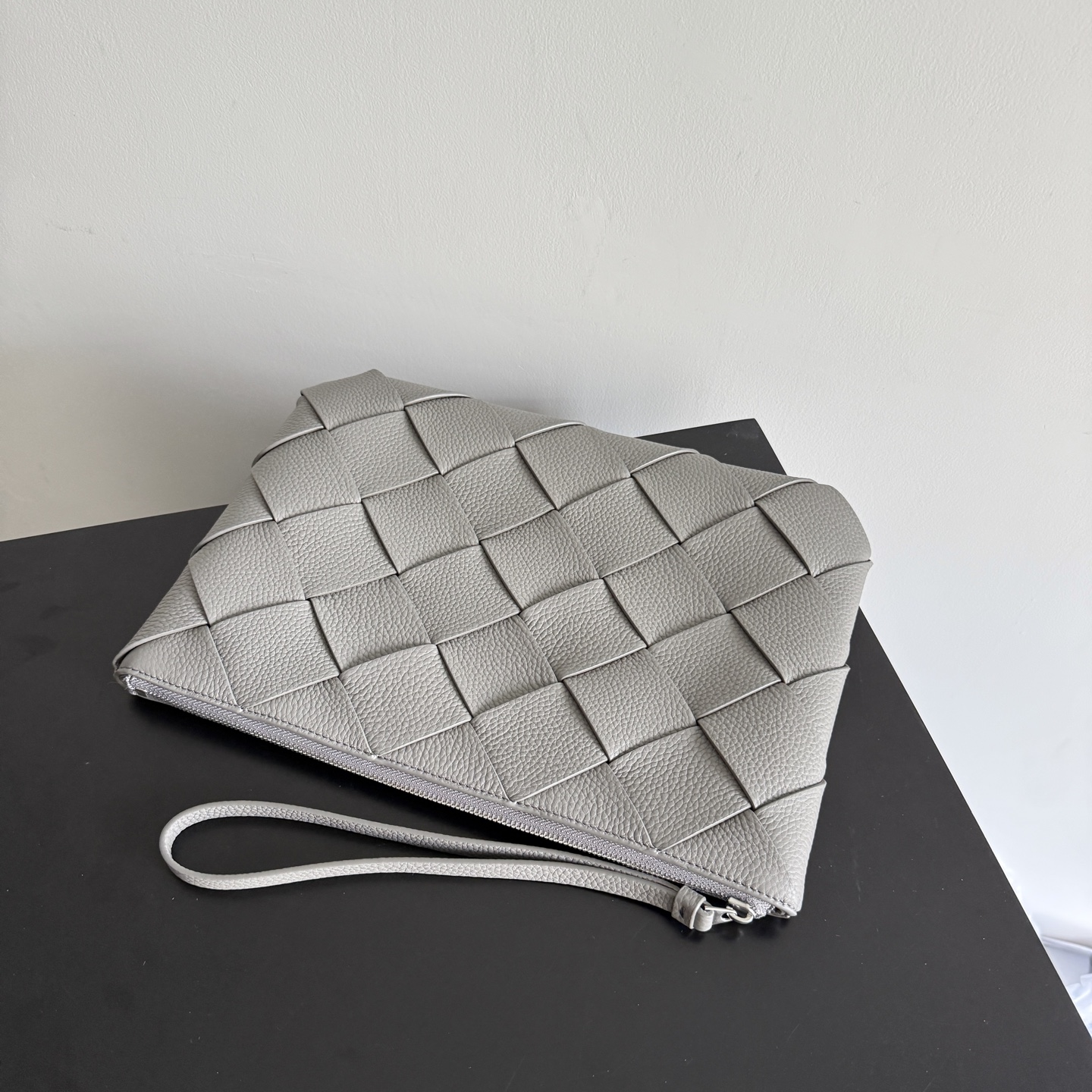 Taurillon calfskin belt has natural texture, soft and thick texture, and is durable - Image 4