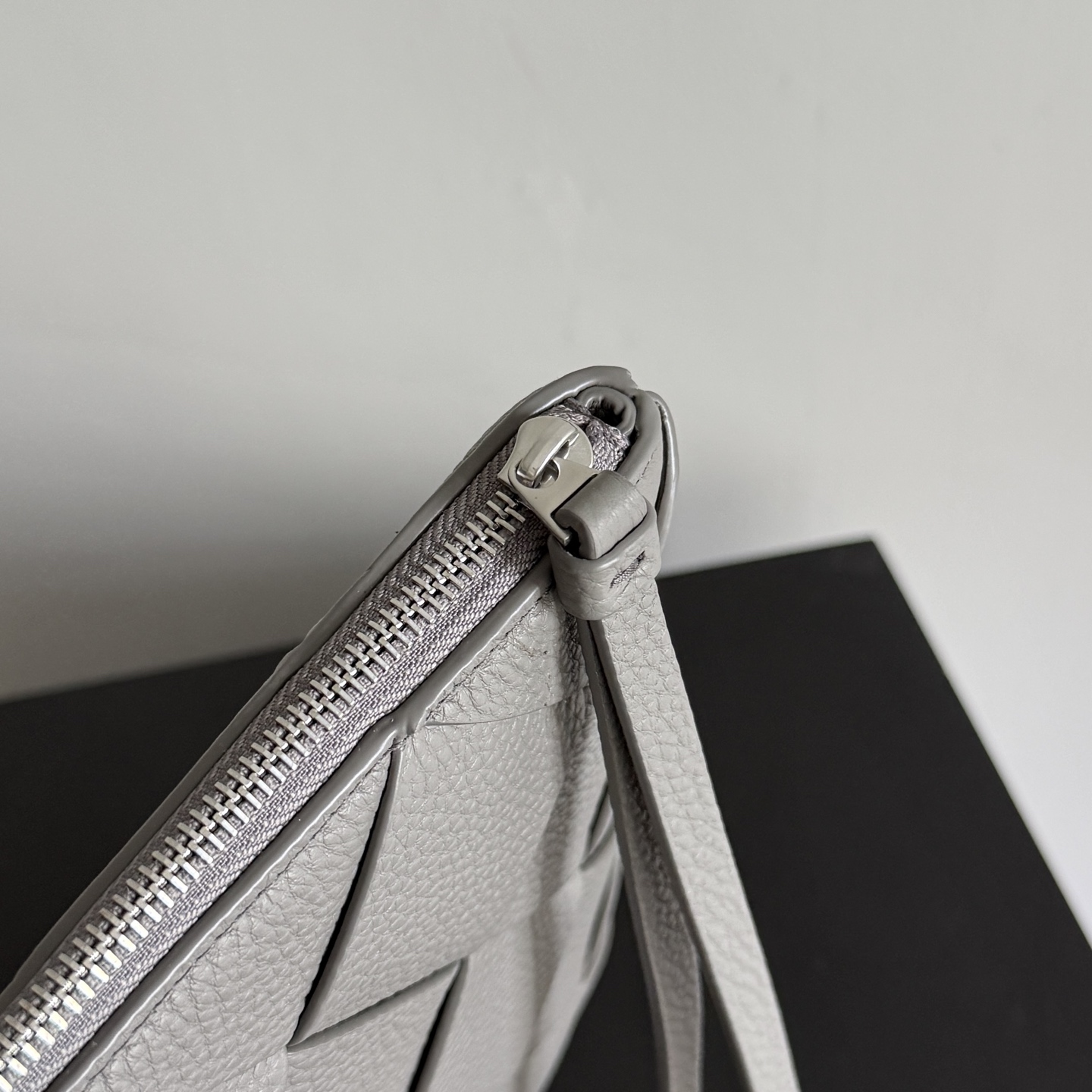 Taurillon calfskin belt has natural texture, soft and thick texture, and is durable - Image 6