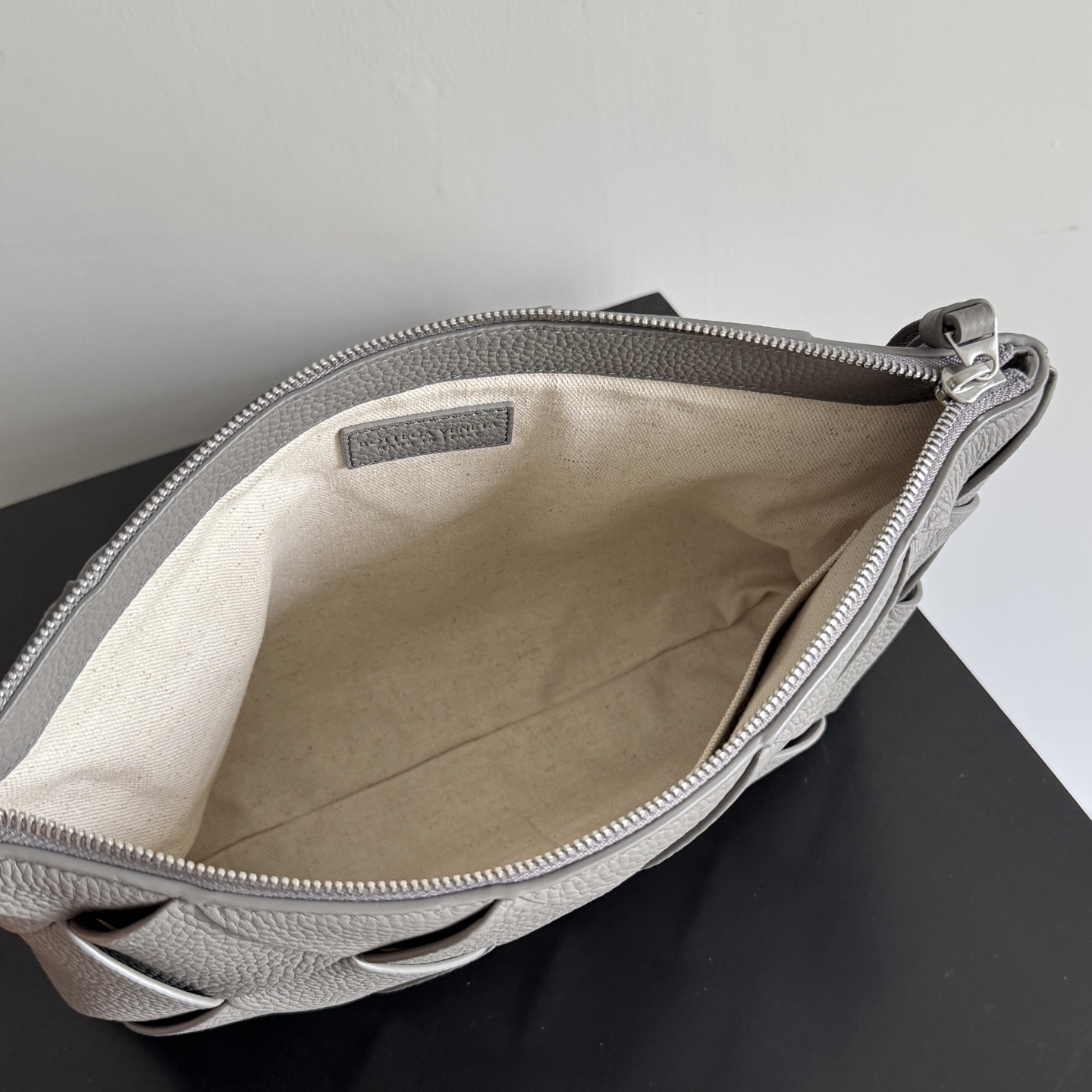 Taurillon calfskin belt has natural texture, soft and thick texture, and is durable - Image 9