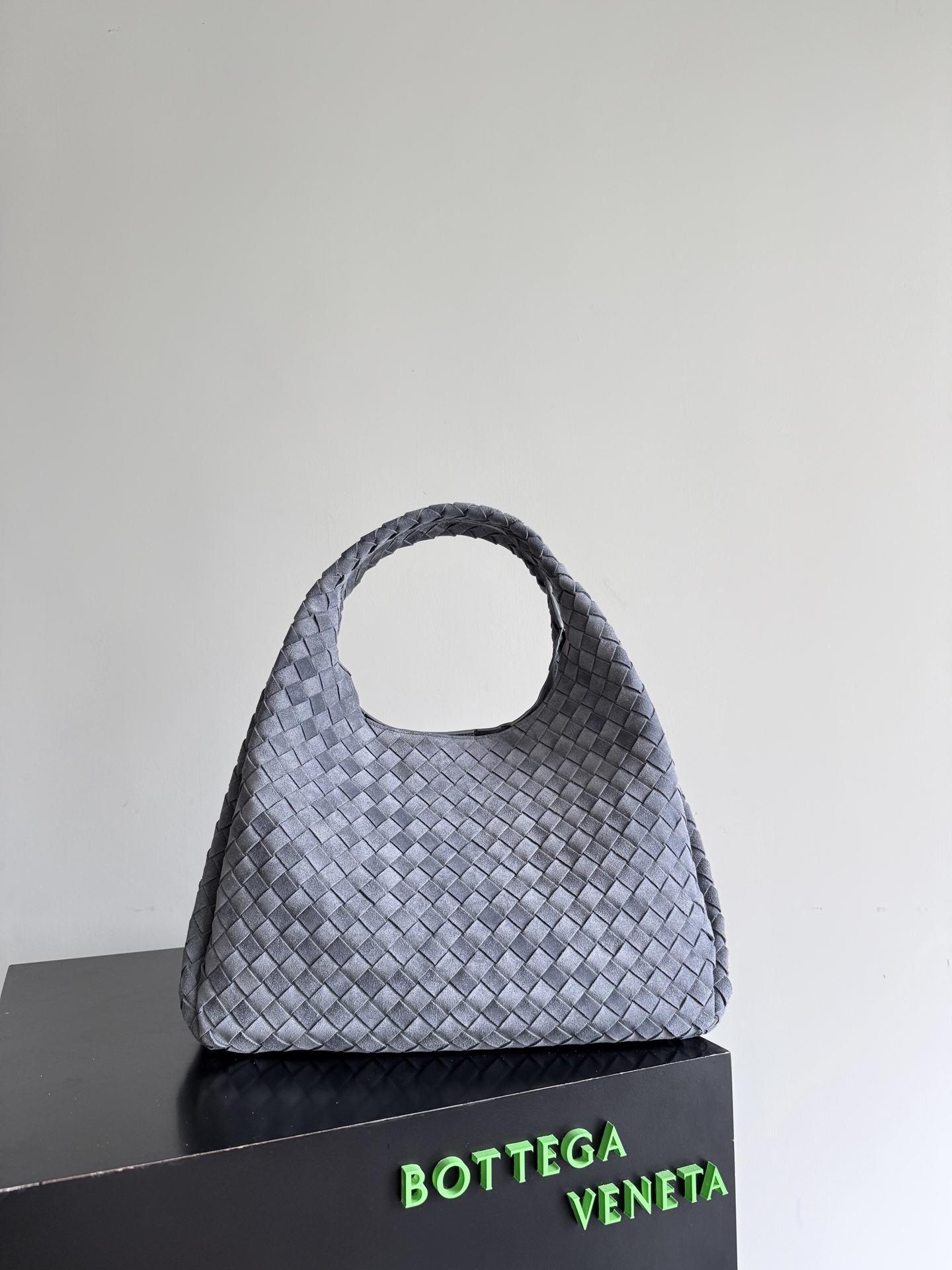 BOTTEGA VENETA's new Campana shoulder bag is now on the market~ First of all, I would like to praise the weight of this bag