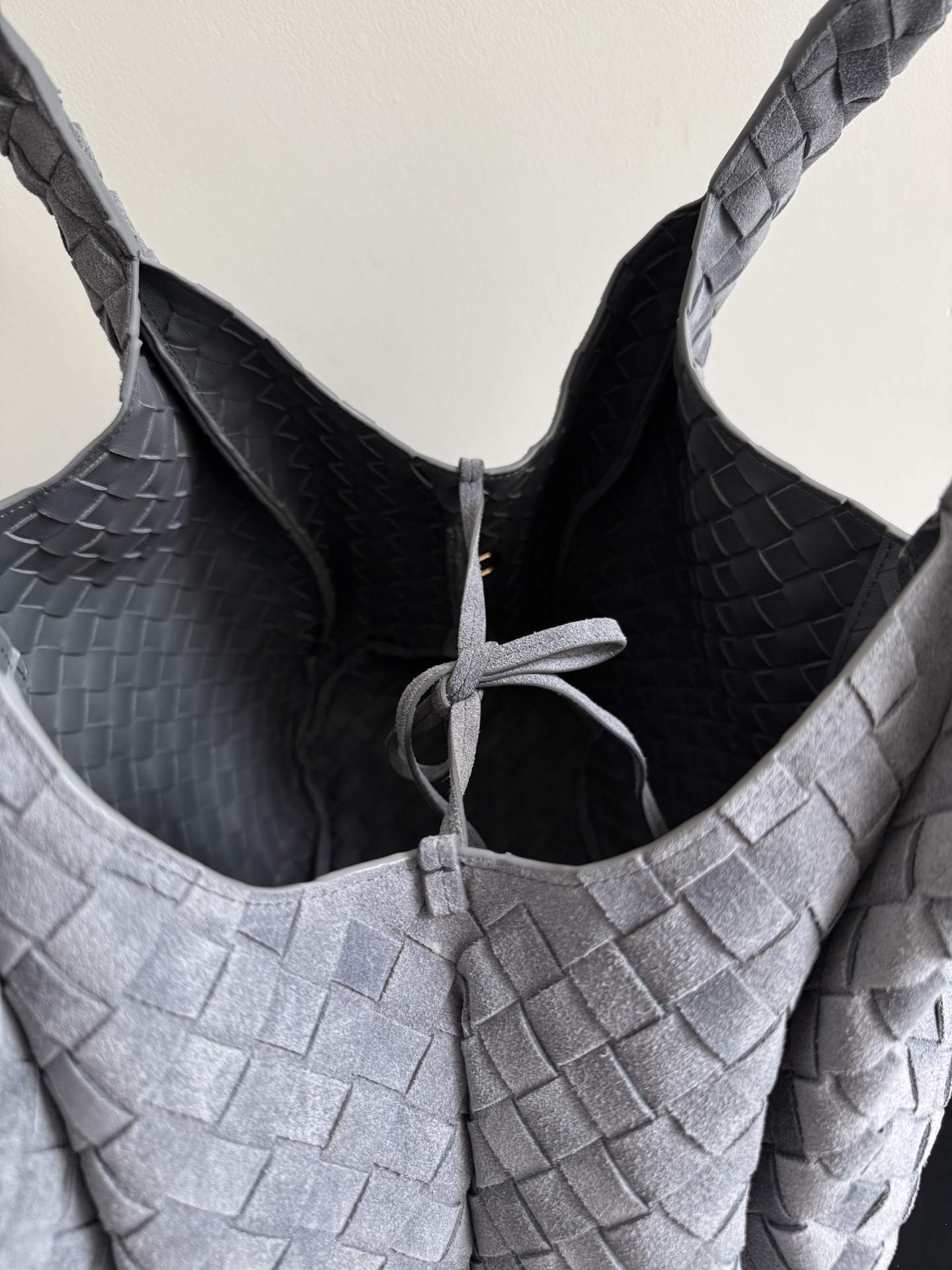 BOTTEGA VENETA's new Campana shoulder bag is now on the market~ First of all, I would like to praise the weight of this bag - Image 6