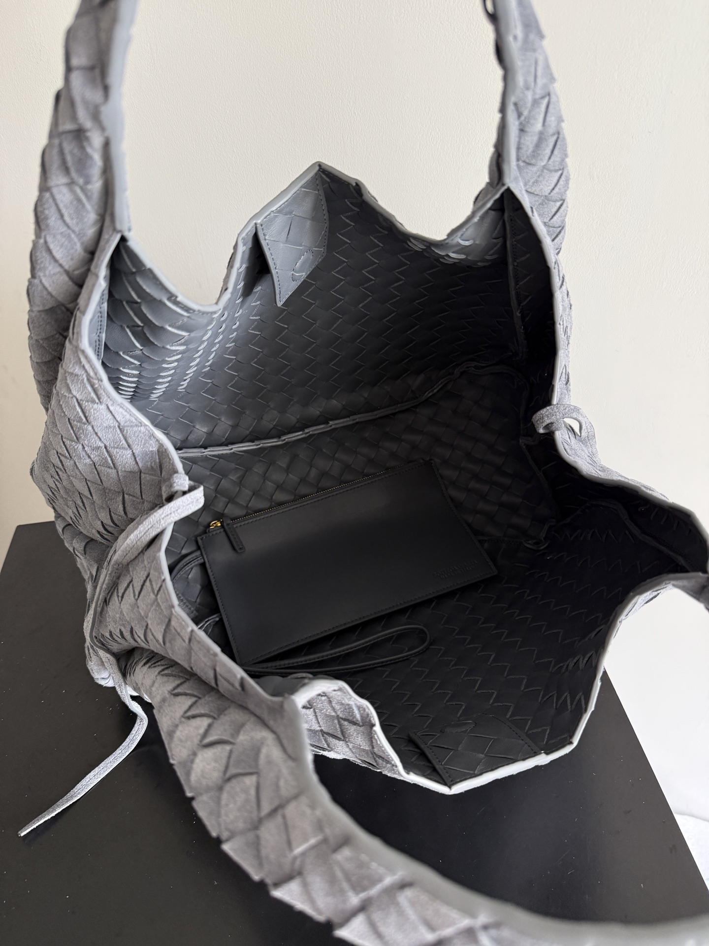 BOTTEGA VENETA's new Campana shoulder bag is now on the market~ First of all, I would like to praise the weight of this bag - Image 7