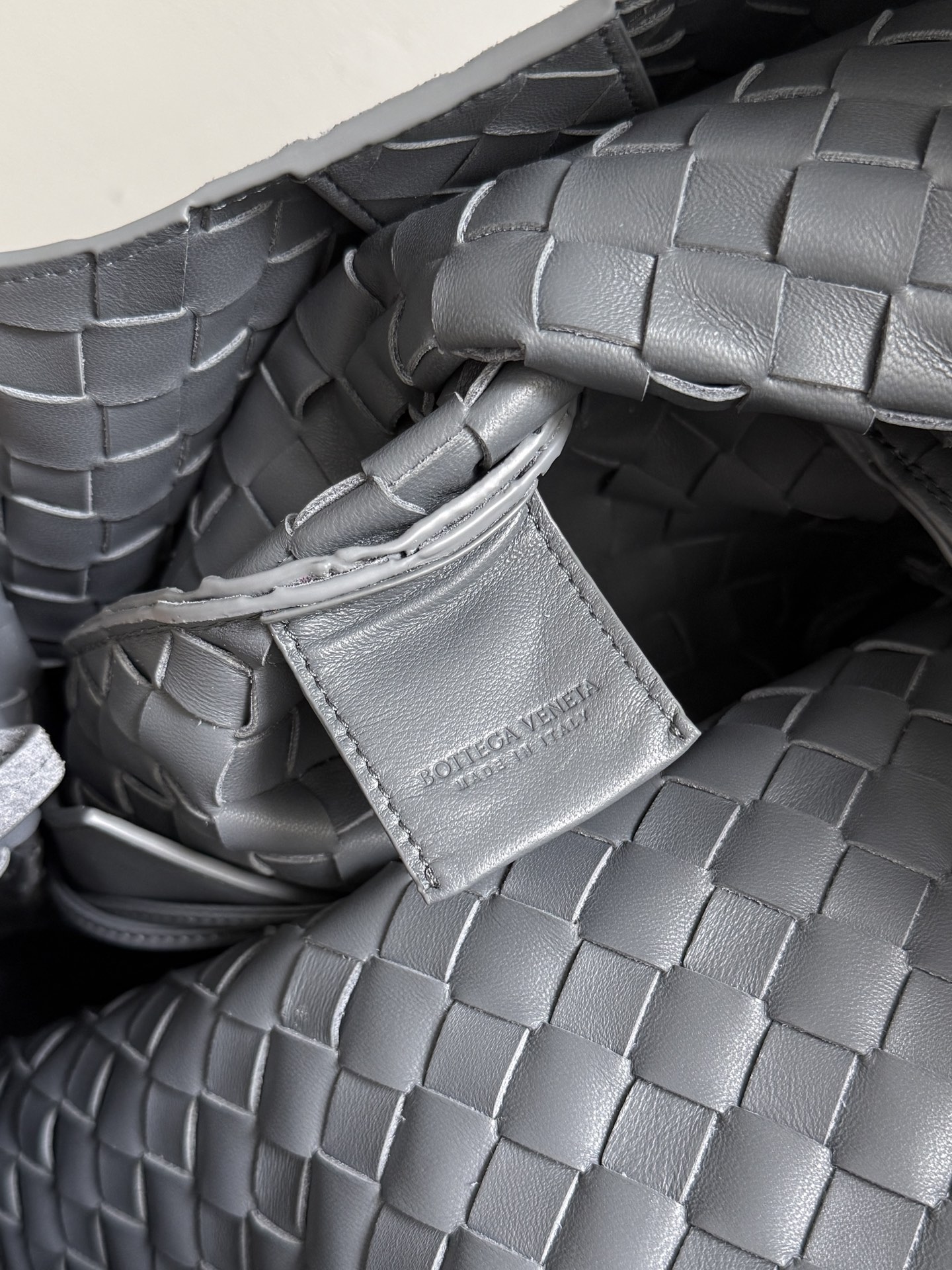 BOTTEGA VENETA's new Campana shoulder bag is now on the market~ First of all, I would like to praise the weight of this bag - Image 8