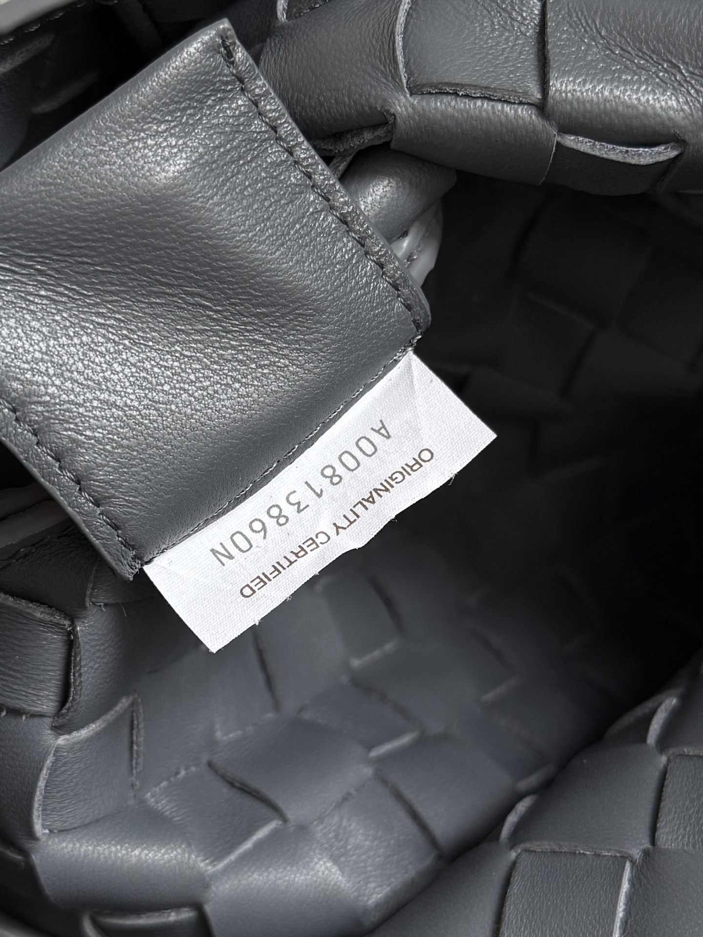 BOTTEGA VENETA's new Campana shoulder bag is now on the market~ First of all, I would like to praise the weight of this bag - Image 9