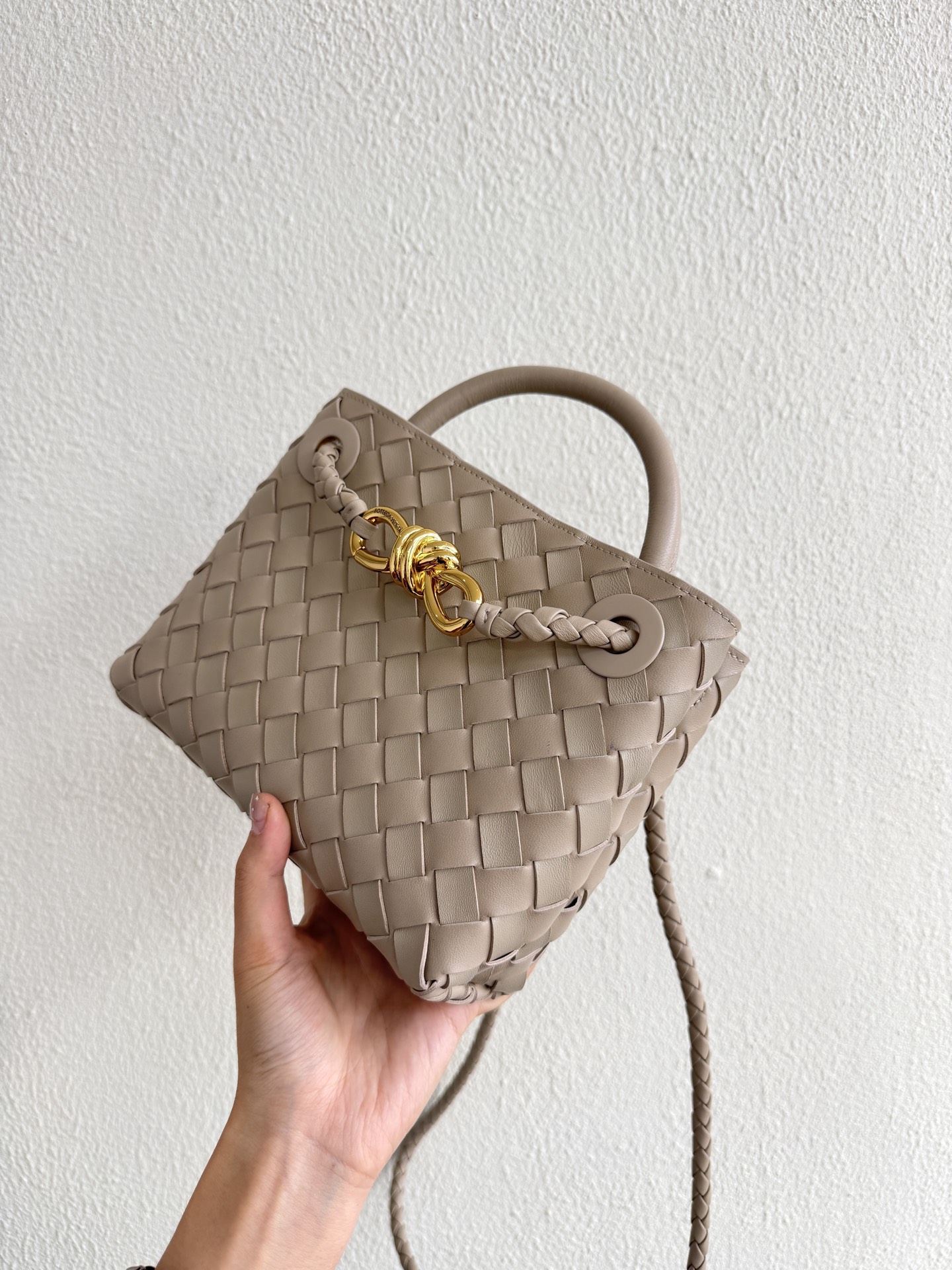 The perfect color for commuting It is more stain-resistant than milk white and softer than black, so you don’t have to be picky about your outfit or skin - Image 2