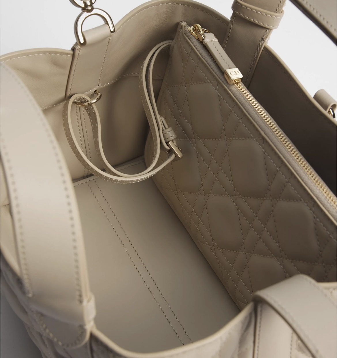 Small Dior Toujours handbag rouge beige cow leather oversized cannage pattern Official details Dimensions: 23x15.5x12 cm (length x height x width) - Image 4
