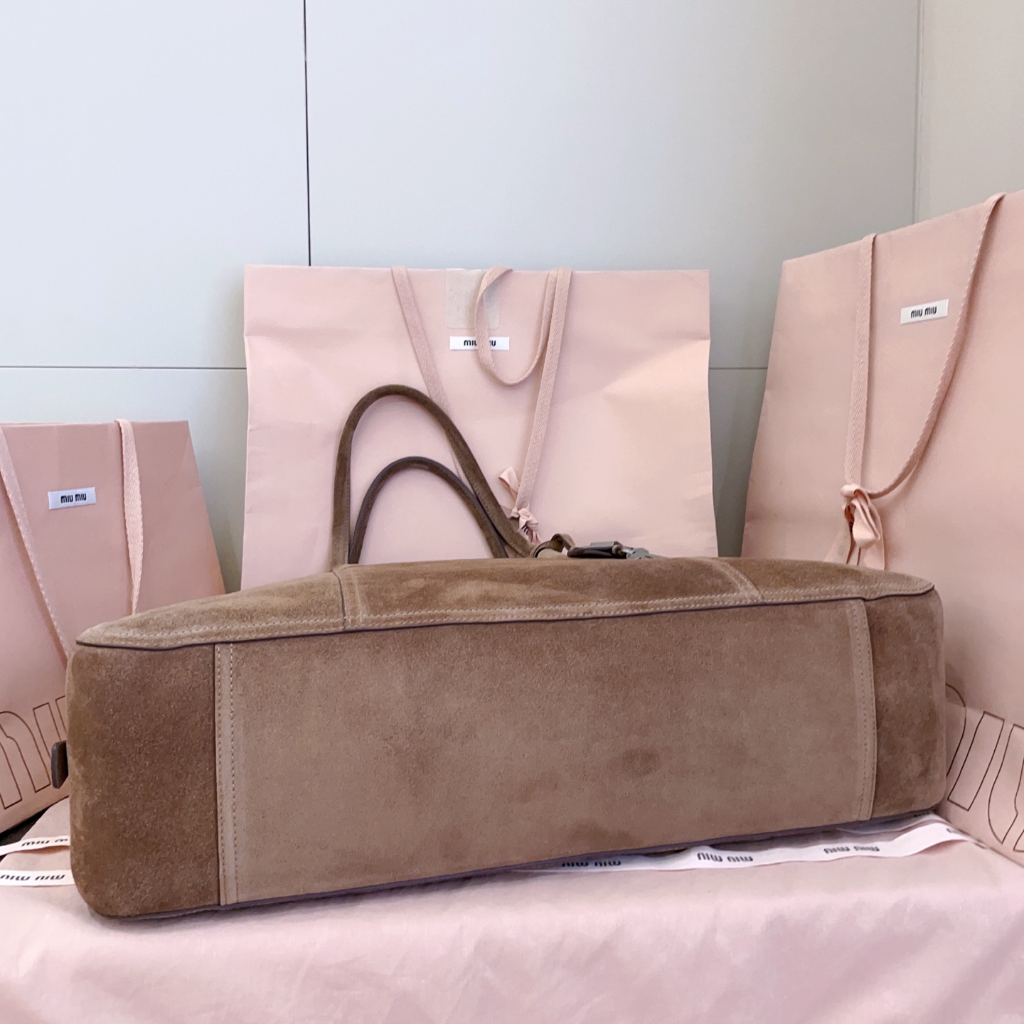 5BB195, the new hot-selling Vivant bowling bag, is made of suede material, the leather is retro and high-end, with a free and uninhibited sense of relaxation, exquisite outline, neat line details are perfectly reflected, decorated with embossed letter logo, adding iconic elements, retro distressed hardware, linen blend lining, with zipper pockets and patch pockets, suitable for use as a hand or shoulder on the wrist, rare large size design, short trips, Heavy commuting, core capacity for those who need multiple items, wide body, small suitcase for walking, size: 50X30.5X13CM - Image 4