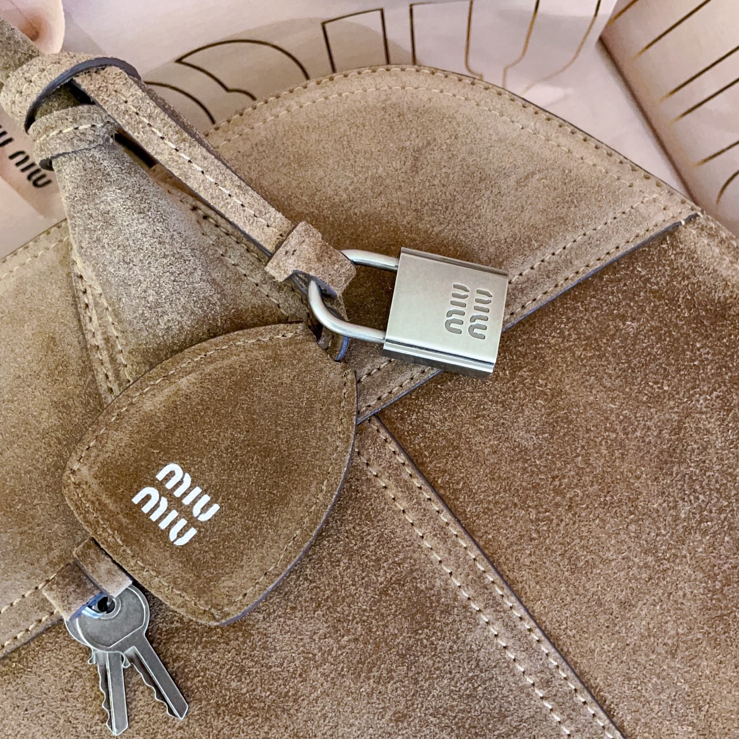 5BB195, the new hot-selling Vivant bowling bag, is made of suede material, the leather is retro and high-end, with a free and uninhibited sense of relaxation, exquisite outline, neat line details are perfectly reflected, decorated with embossed letter logo, adding iconic elements, retro distressed hardware, linen blend lining, with zipper pockets and patch pockets, suitable for use as a hand or shoulder on the wrist, rare large size design, short trips, Heavy commuting, core capacity for those who need multiple items, wide body, small suitcase for walking, size: 50X30.5X13CM - Image 5