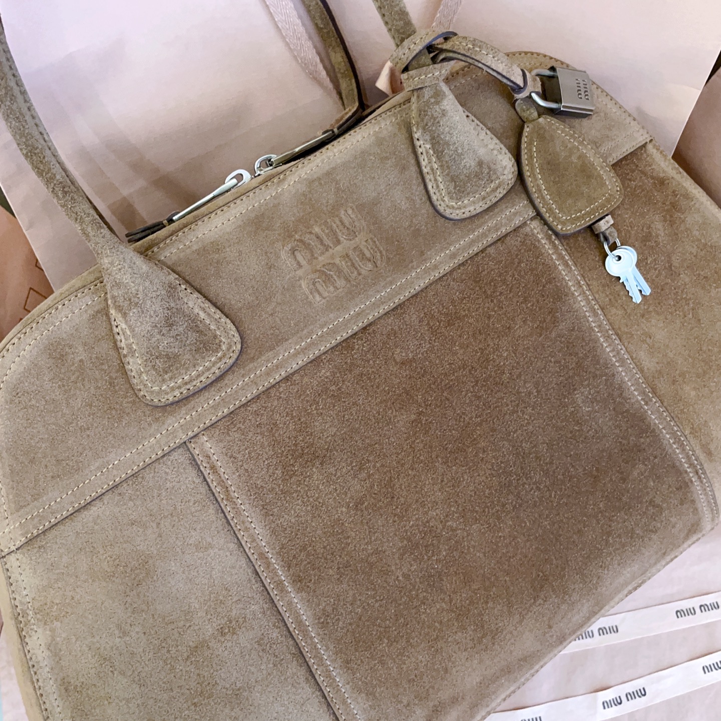5BB195, the new hot-selling Vivant bowling bag, is made of suede material, the leather is retro and high-end, with a free and uninhibited sense of relaxation, exquisite outline, neat line details are perfectly reflected, decorated with embossed letter logo, adding iconic elements, retro distressed hardware, linen blend lining, with zipper pockets and patch pockets, suitable for use as a hand or shoulder on the wrist, rare large size design, short trips, Heavy commuting, core capacity for those who need multiple items, wide body, small suitcase for walking, size: 50X30.5X13CM - Image 7