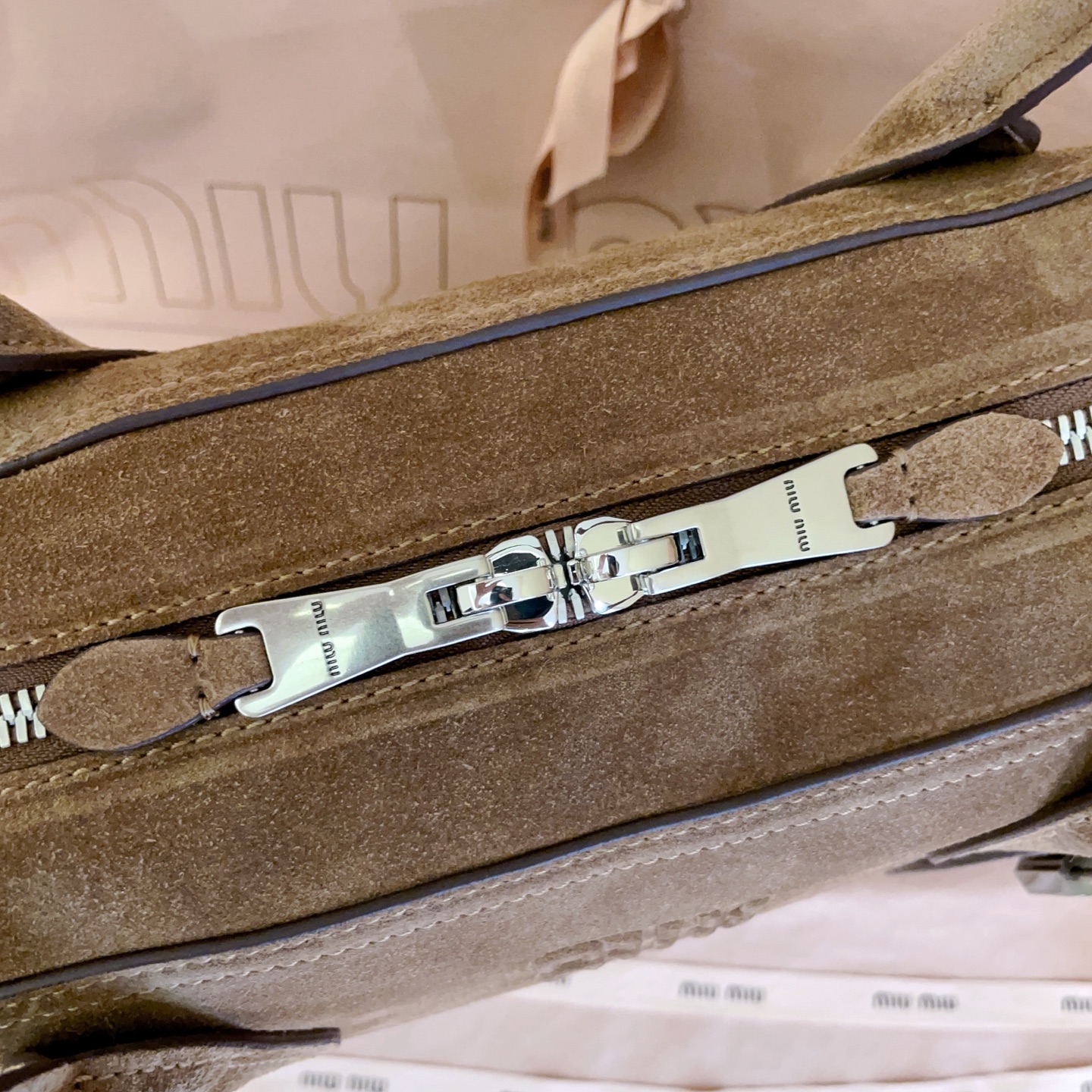 5BB195, the new hot-selling Vivant bowling bag, is made of suede material, the leather is retro and high-end, with a free and uninhibited sense of relaxation, exquisite outline, neat line details are perfectly reflected, decorated with embossed letter logo, adding iconic elements, retro distressed hardware, linen blend lining, with zipper pockets and patch pockets, suitable for use as a hand or shoulder on the wrist, rare large size design, short trips, Heavy commuting, core capacity for those who need multiple items, wide body, small suitcase for walking, size: 50X30.5X13CM - Image 8