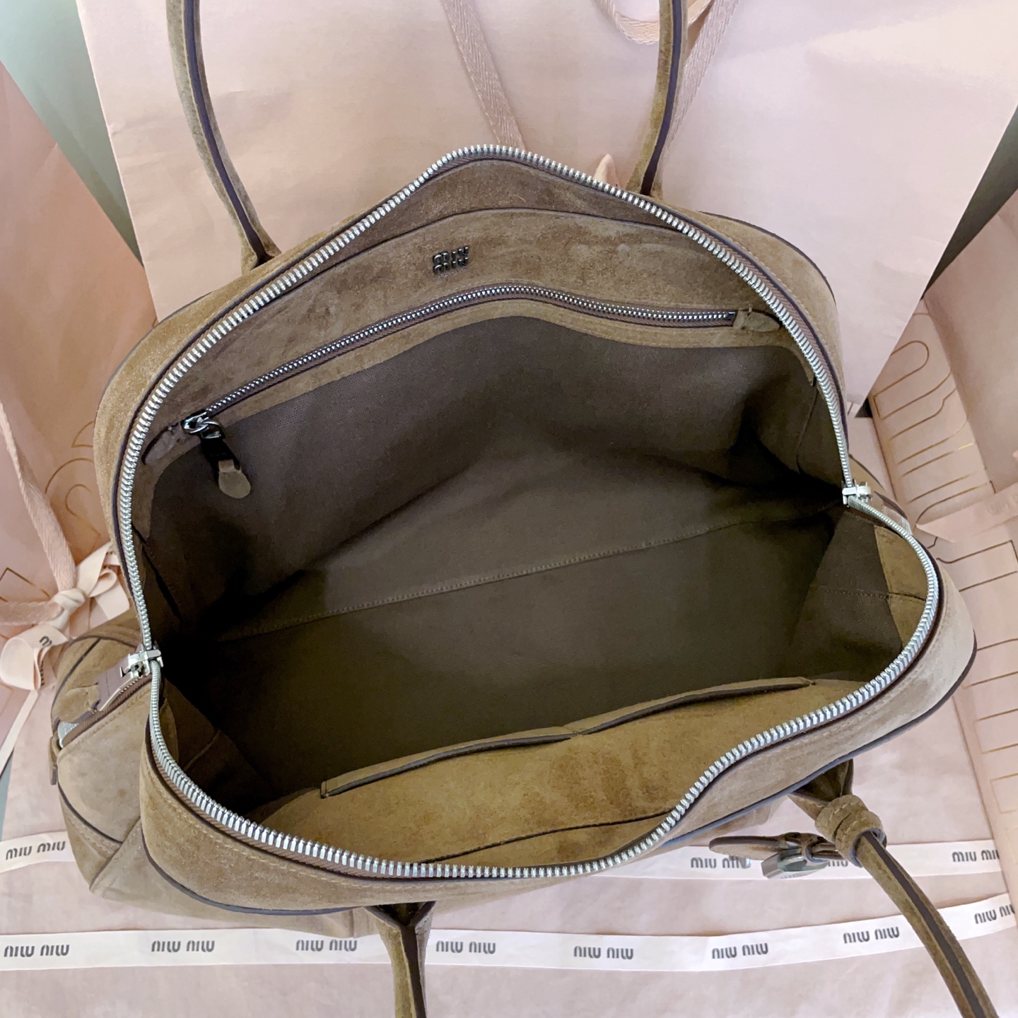 5BB195, the new hot-selling Vivant bowling bag, is made of suede material, the leather is retro and high-end, with a free and uninhibited sense of relaxation, exquisite outline, neat line details are perfectly reflected, decorated with embossed letter logo, adding iconic elements, retro distressed hardware, linen blend lining, with zipper pockets and patch pockets, suitable for use as a hand or shoulder on the wrist, rare large size design, short trips, Heavy commuting, core capacity for those who need multiple items, wide body, small suitcase for walking, size: 50X30.5X13CM - Image 9