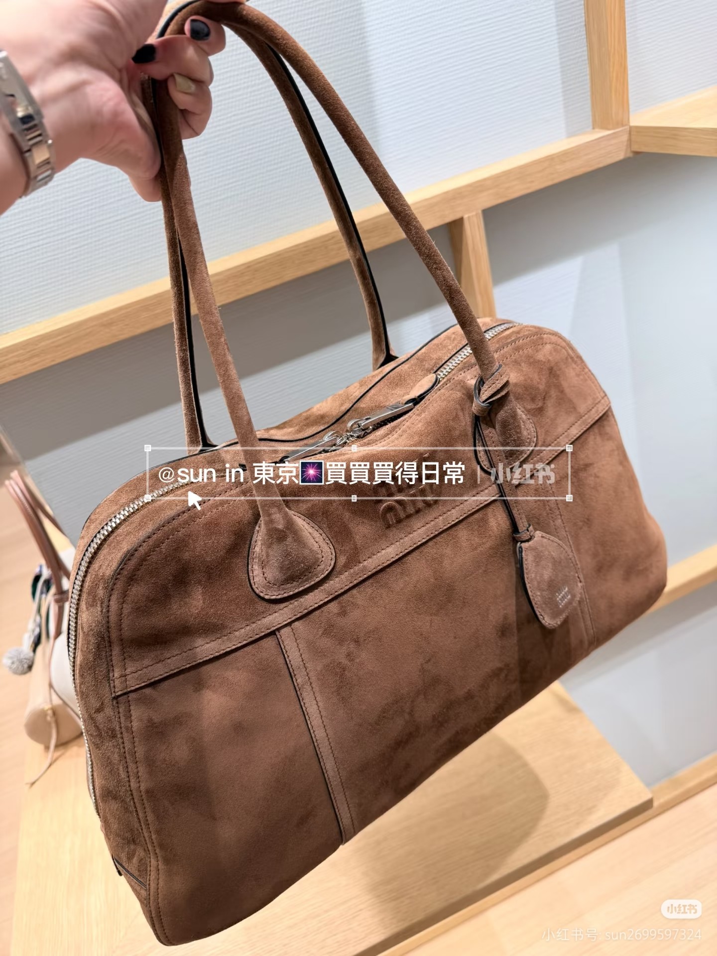 5BB195, the new hot-selling Vivant bowling bag, is made of suede material, the leather is retro and high-end, with a free and uninhibited sense of relaxation, exquisite outline, neat line details are perfectly reflected, decorated with embossed letter logo, adding iconic elements, retro distressed hardware, linen blend lining, with zipper pockets and patch pockets, suitable for use as a hand or shoulder on the wrist, rare large size design, short trips, Heavy commuting, core capacity for those who need multiple items, wide body, small suitcase for walking, size: 50X30.5X13CM - Image 10