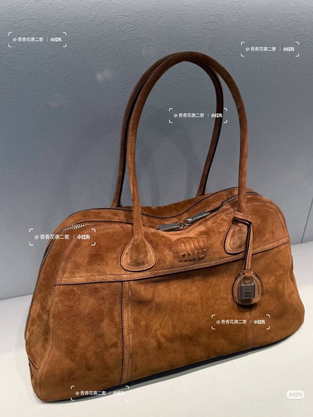 5BB195, the new hot-selling Vivant bowling bag, is made of suede material, the leather is retro and high-end, with a free and uninhibited sense of relaxation, exquisite outline, neat line details are perfectly reflected, decorated with embossed letter logo, adding iconic elements, retro distressed hardware, linen blend lining, with zipper pockets and patch pockets, suitable for use as a hand or shoulder on the wrist, rare large size design, short trips, Heavy commuting, core capacity for those who need multiple items, wide body, small suitcase for walking, size: 50X30.5X13CM - Image 11