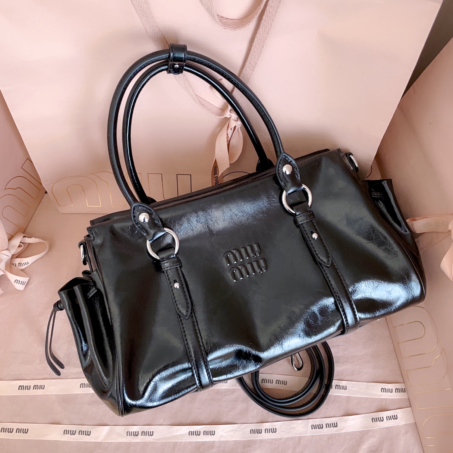 MIUMI's new motorcycle bag handbag, model 5BA328, classic replica of the first generation Miu style, retro waxed leather, high-end atmosphere, sweet and cool style can be directly zipped up, with its own zipper and cross-body shoulder strap, the bag zipper can be folded in to suit a variety of styles, the classic version is combined with pleated drawstring knots to create a new type of motorcycle bag Dimensions: 35 x 19 x 16 cm - Image 6
