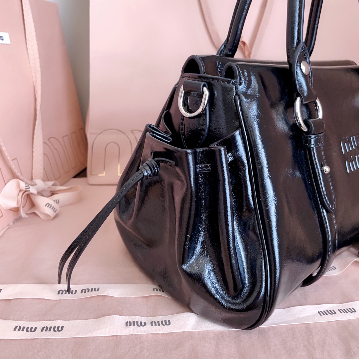 MIUMI's new motorcycle bag handbag, model 5BA328, classic replica of the first generation Miu style, retro waxed leather, high-end atmosphere, sweet and cool style can be directly zipped up, with its own zipper and cross-body shoulder strap, the bag zipper can be folded in to suit a variety of styles, the classic version is combined with pleated drawstring knots to create a new type of motorcycle bag Dimensions: 35 x 19 x 16 cm - Image 7