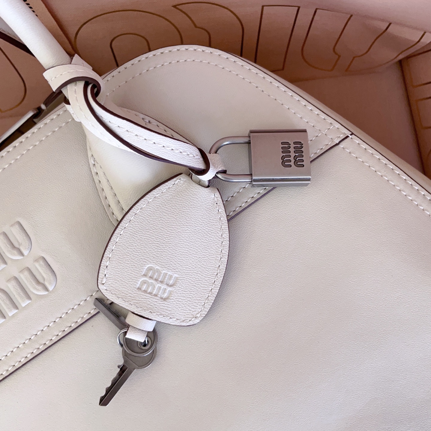 5BB196, the new popular Vivant bowling bag, is made of suede material, the leather is retro and high-end, with a free and uninhibited sense of relaxation, exquisite outline, neat line details are perfectly reflected, decorated with embossed letter logo, adding iconic elements, retro distressed hardware accessories, linen blend lining Inside, it is equipped with zipper pockets and patch pockets - Image 5