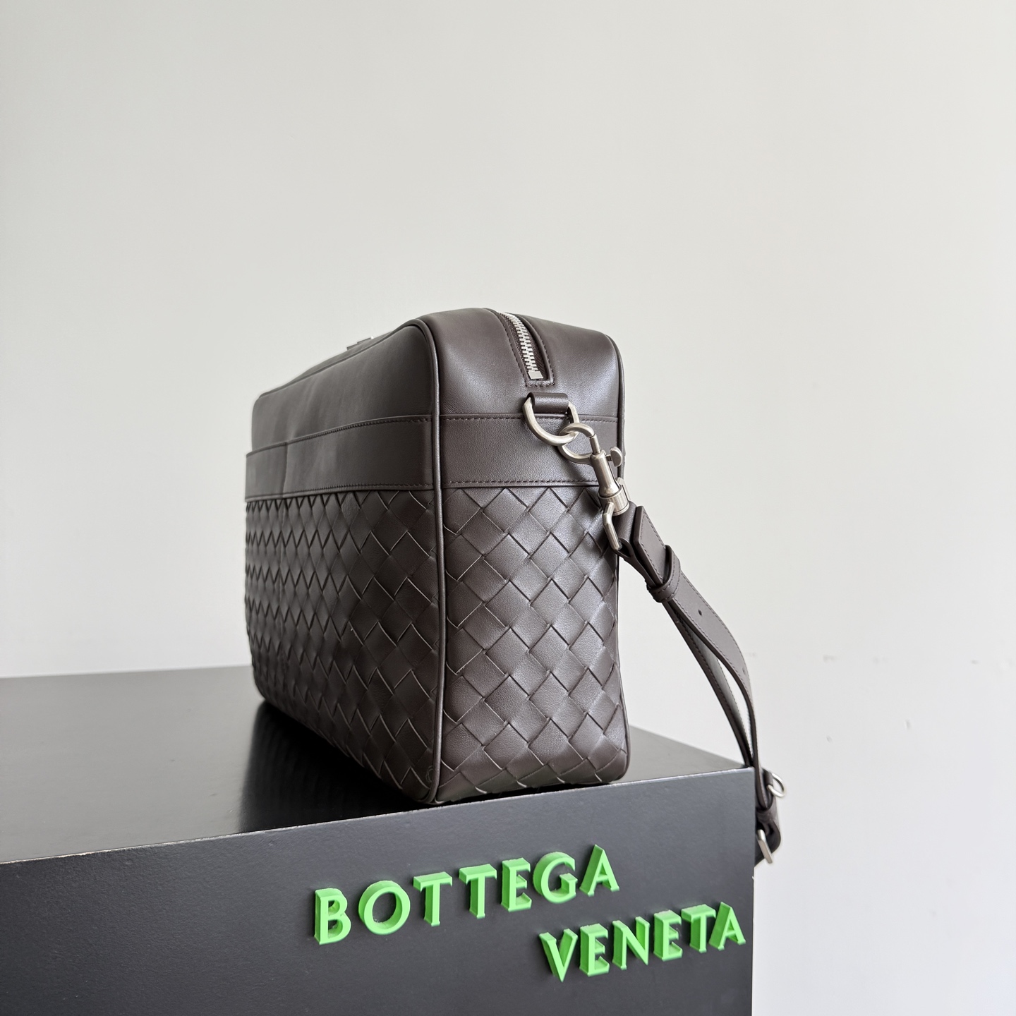 BV Bottega Veneta large Intrecciato woven camera bag, equipped with a detachable shoulder strap, 2 external opening pockets with magnetic closure + 1 internal zipper pocket, 2 flat opening pockets, canvas lining, combining practicality with fashion sense, perfectly meeting multi-purpose needs! Freely switch between shoulder and cross-body carrying methods to easily cope with various occasions - Image 2
