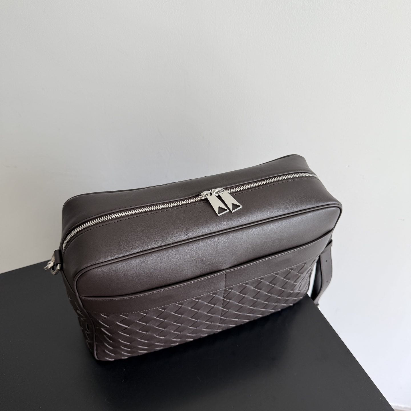 BV Bottega Veneta large Intrecciato woven camera bag, equipped with a detachable shoulder strap, 2 external opening pockets with magnetic closure + 1 internal zipper pocket, 2 flat opening pockets, canvas lining, combining practicality with fashion sense, perfectly meeting multi-purpose needs! Freely switch between shoulder and cross-body carrying methods to easily cope with various occasions - Image 3