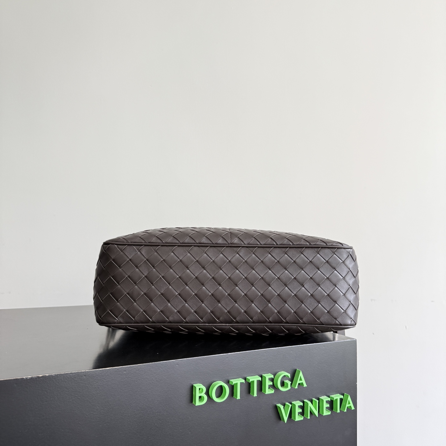 BV Bottega Veneta large Intrecciato woven camera bag, equipped with a detachable shoulder strap, 2 external opening pockets with magnetic closure + 1 internal zipper pocket, 2 flat opening pockets, canvas lining, combining practicality with fashion sense, perfectly meeting multi-purpose needs! Freely switch between shoulder and cross-body carrying methods to easily cope with various occasions - Image 4