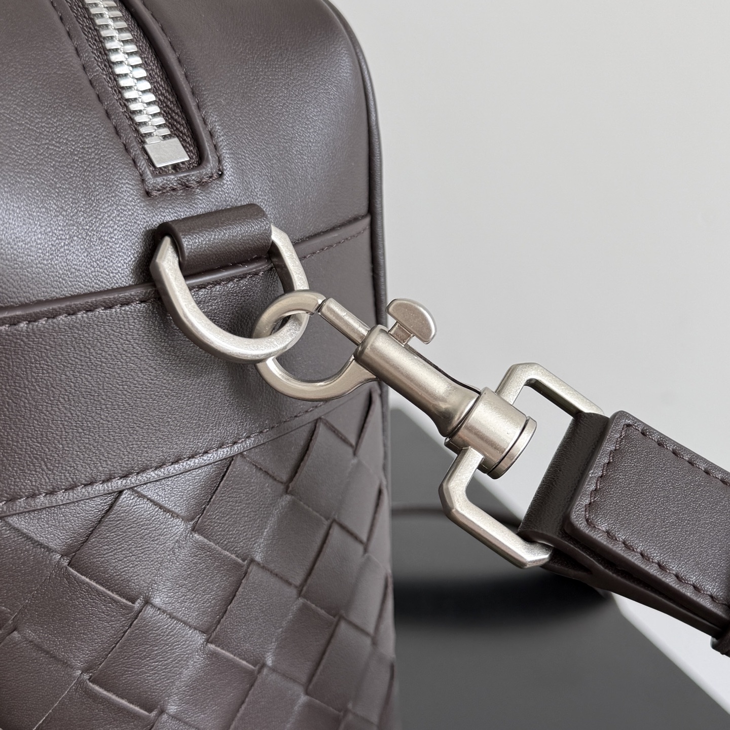BV Bottega Veneta large Intrecciato woven camera bag, equipped with a detachable shoulder strap, 2 external opening pockets with magnetic closure + 1 internal zipper pocket, 2 flat opening pockets, canvas lining, combining practicality with fashion sense, perfectly meeting multi-purpose needs! Freely switch between shoulder and cross-body carrying methods to easily cope with various occasions - Image 5