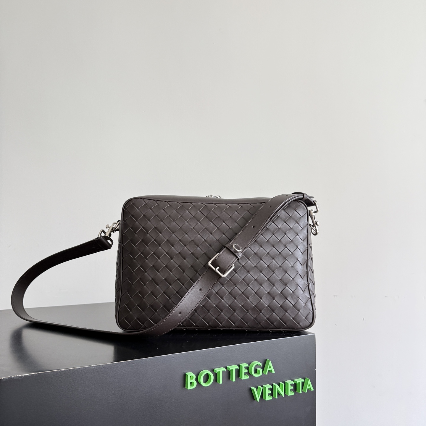 BV Bottega Veneta large Intrecciato woven camera bag, equipped with a detachable shoulder strap, 2 external opening pockets with magnetic closure + 1 internal zipper pocket, 2 flat opening pockets, canvas lining, combining practicality with fashion sense, perfectly meeting multi-purpose needs! Freely switch between shoulder and cross-body carrying methods to easily cope with various occasions - Image 6