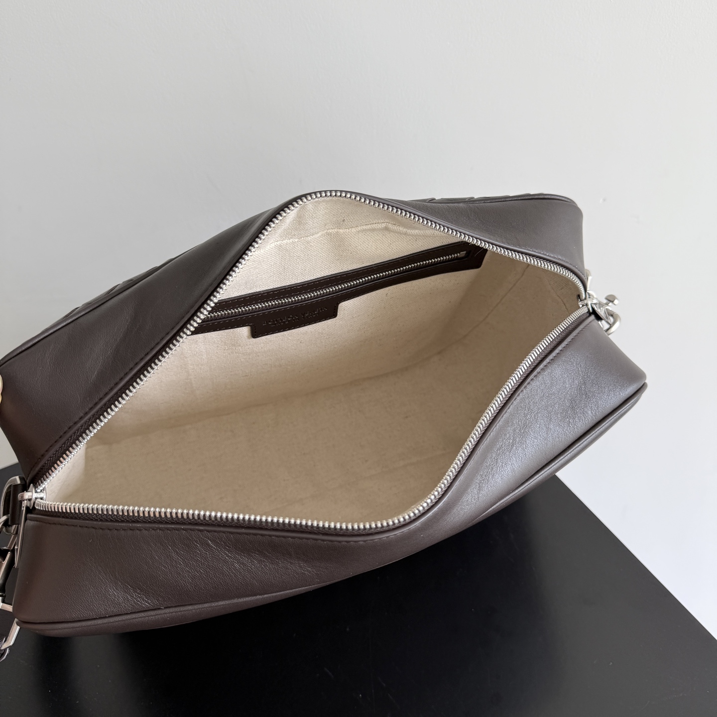 BV Bottega Veneta large Intrecciato woven camera bag, equipped with a detachable shoulder strap, 2 external opening pockets with magnetic closure + 1 internal zipper pocket, 2 flat opening pockets, canvas lining, combining practicality with fashion sense, perfectly meeting multi-purpose needs! Freely switch between shoulder and cross-body carrying methods to easily cope with various occasions - Image 7