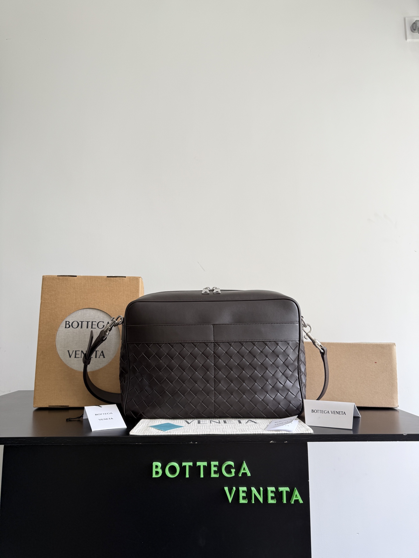 BV Bottega Veneta large Intrecciato woven camera bag, equipped with a detachable shoulder strap, 2 external opening pockets with magnetic closure + 1 internal zipper pocket, 2 flat opening pockets, canvas lining, combining practicality with fashion sense, perfectly meeting multi-purpose needs! Freely switch between shoulder and cross-body carrying methods to easily cope with various occasions - Image 10