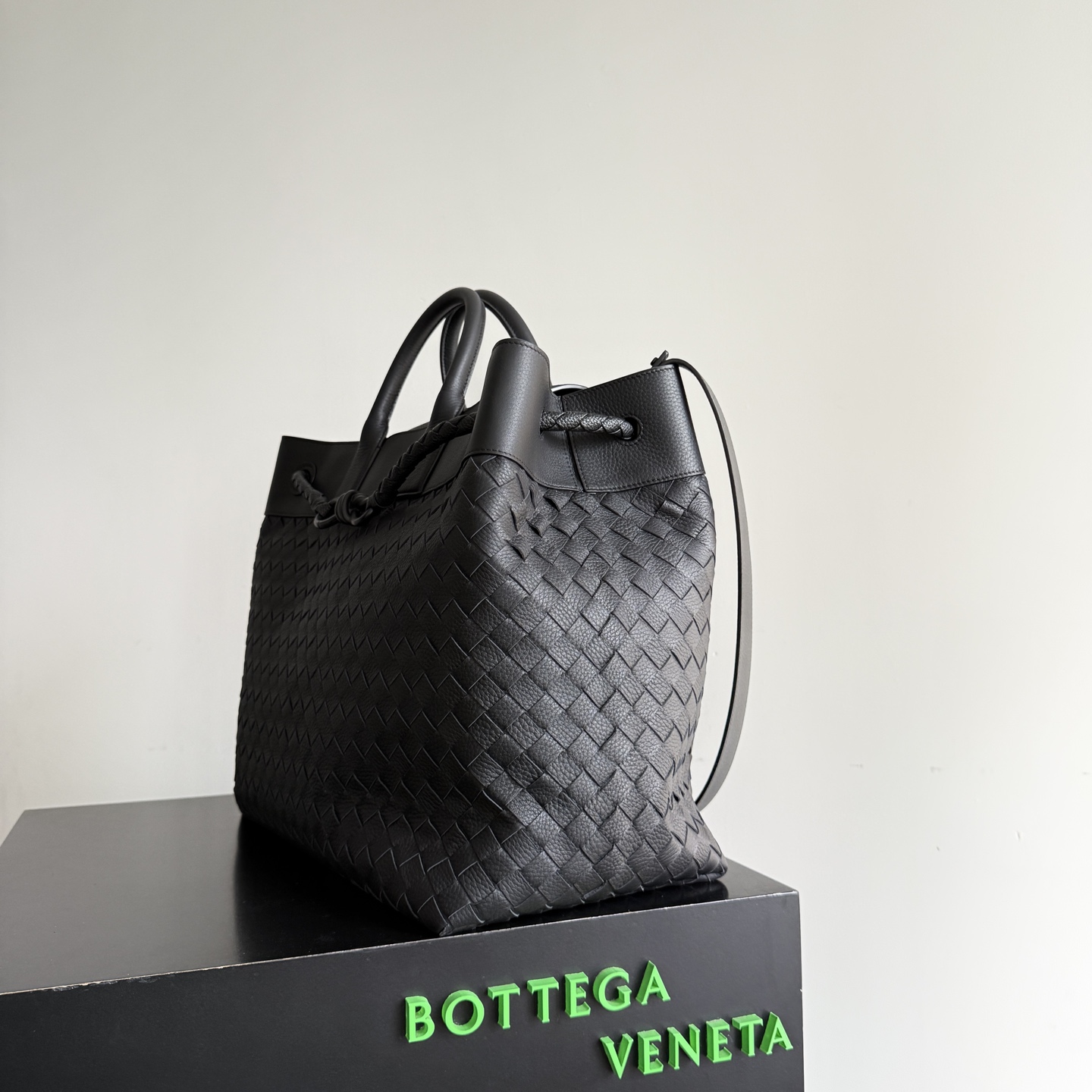 Bottega Veneta 2026 new summer all-black Andiamo Voyager recommends this low-key luxury beast to you who are always looking for a big bag! Unobtrusive but super practical, it can easily solve the problems of being full of daily things and traveling on weekends - Image 2