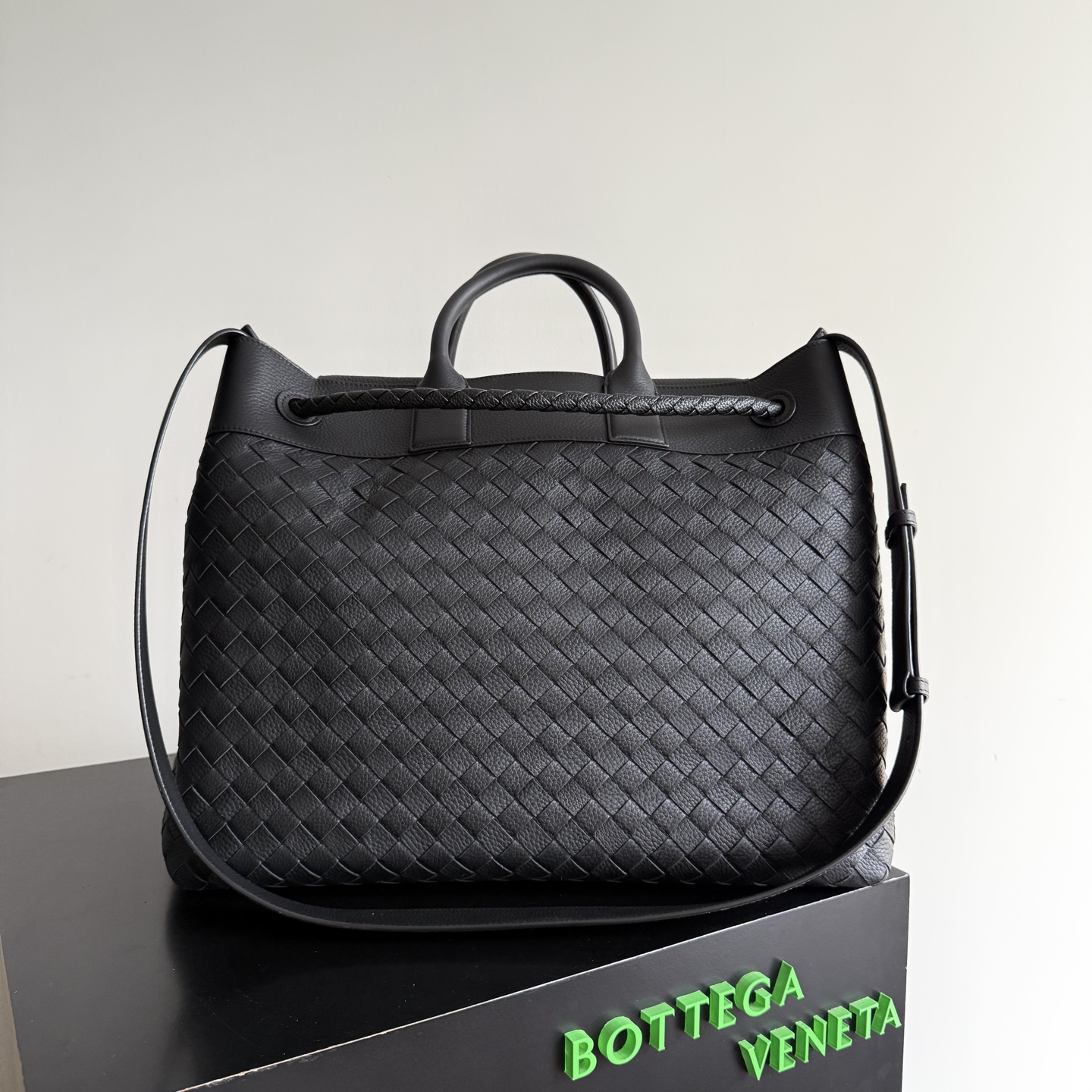 Bottega Veneta 2026 new summer all-black Andiamo Voyager recommends this low-key luxury beast to you who are always looking for a big bag! Unobtrusive but super practical, it can easily solve the problems of being full of daily things and traveling on weekends - Image 3