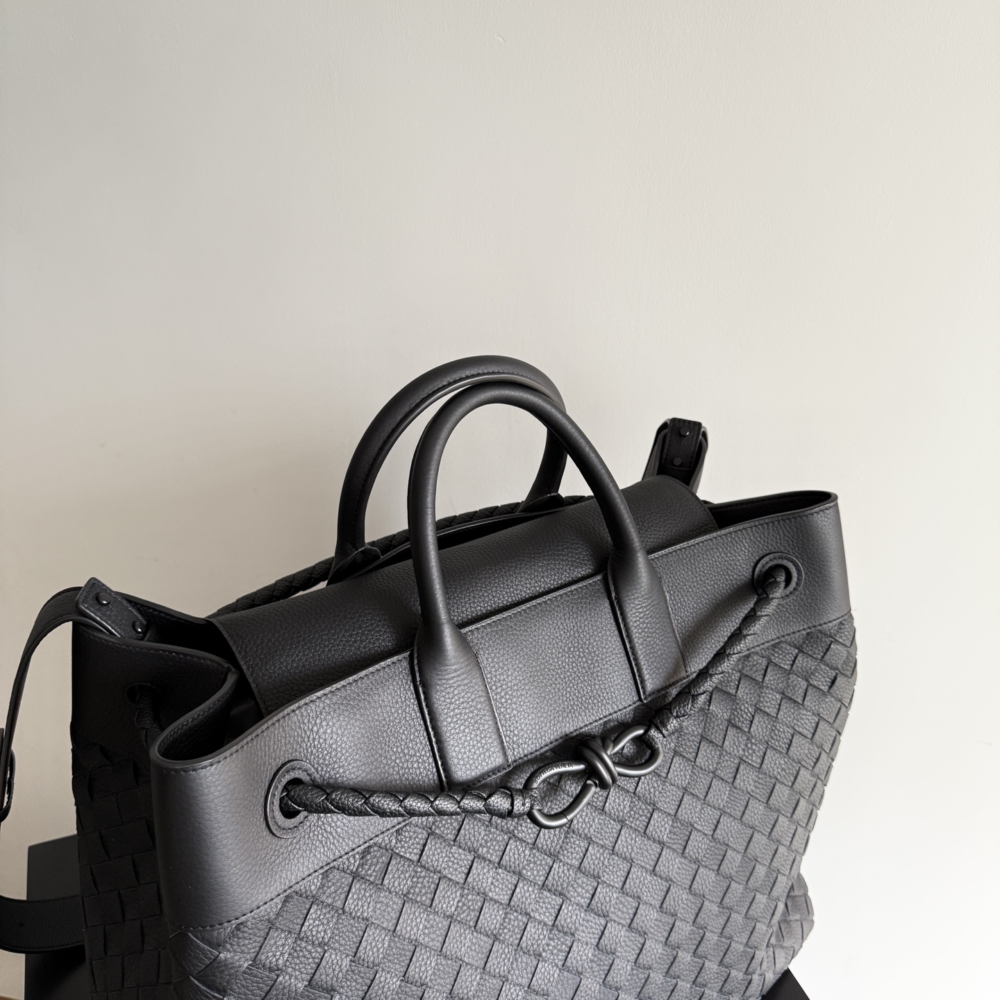 Bottega Veneta 2026 new summer all-black Andiamo Voyager recommends this low-key luxury beast to you who are always looking for a big bag! Unobtrusive but super practical, it can easily solve the problems of being full of daily things and traveling on weekends - Image 4