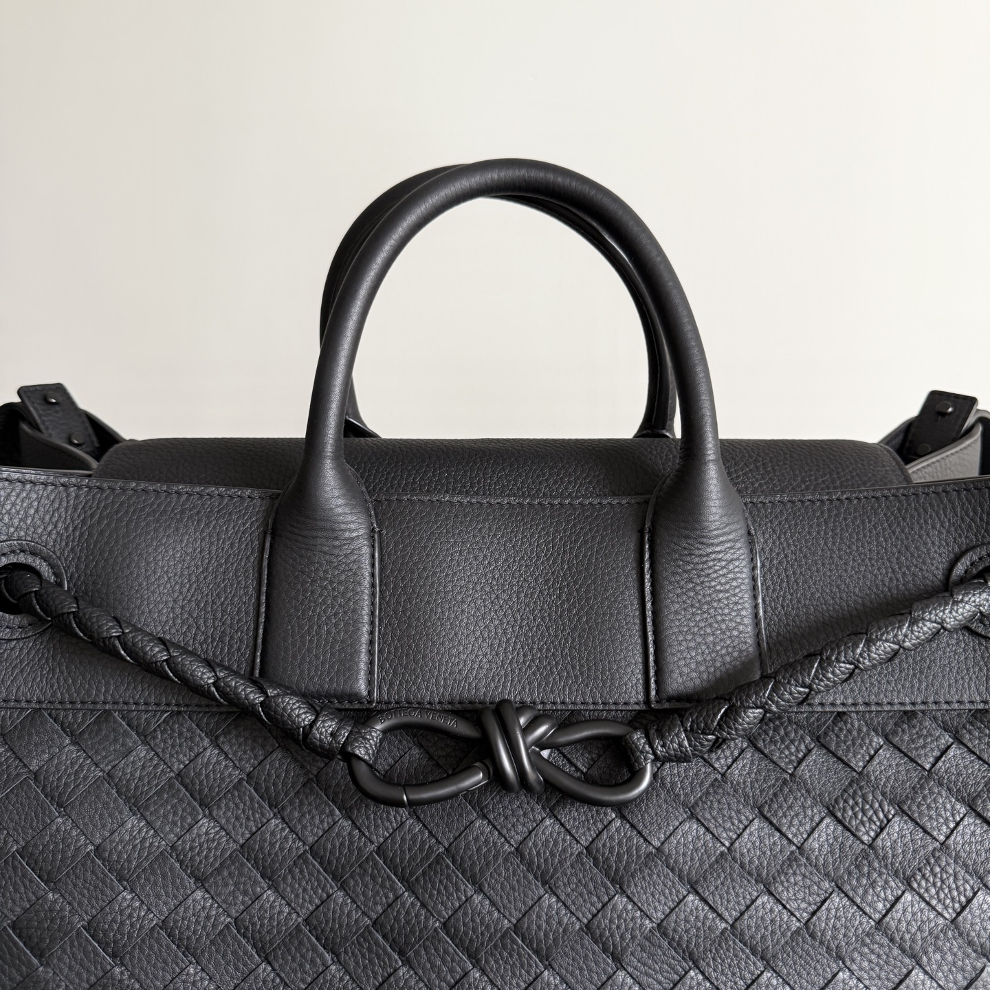 Bottega Veneta 2026 new summer all-black Andiamo Voyager recommends this low-key luxury beast to you who are always looking for a big bag! Unobtrusive but super practical, it can easily solve the problems of being full of daily things and traveling on weekends - Image 5