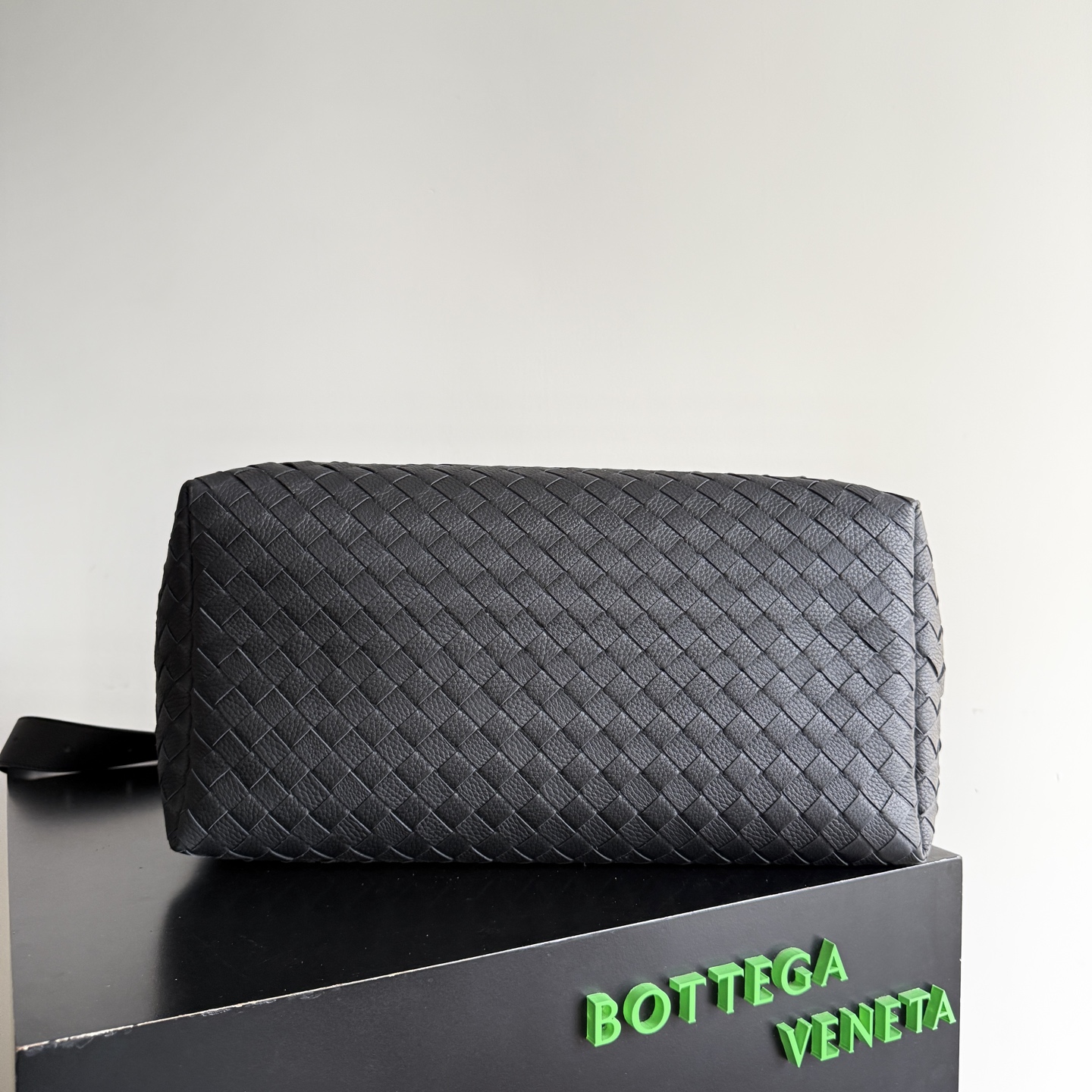 Bottega Veneta 2026 new summer all-black Andiamo Voyager recommends this low-key luxury beast to you who are always looking for a big bag! Unobtrusive but super practical, it can easily solve the problems of being full of daily things and traveling on weekends - Image 6