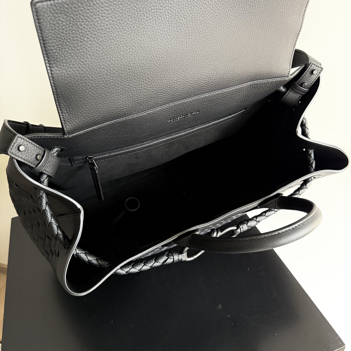 Bottega Veneta 2026 new summer all-black Andiamo Voyager recommends this low-key luxury beast to you who are always looking for a big bag! Unobtrusive but super practical, it can easily solve the problems of being full of daily things and traveling on weekends - Image 7
