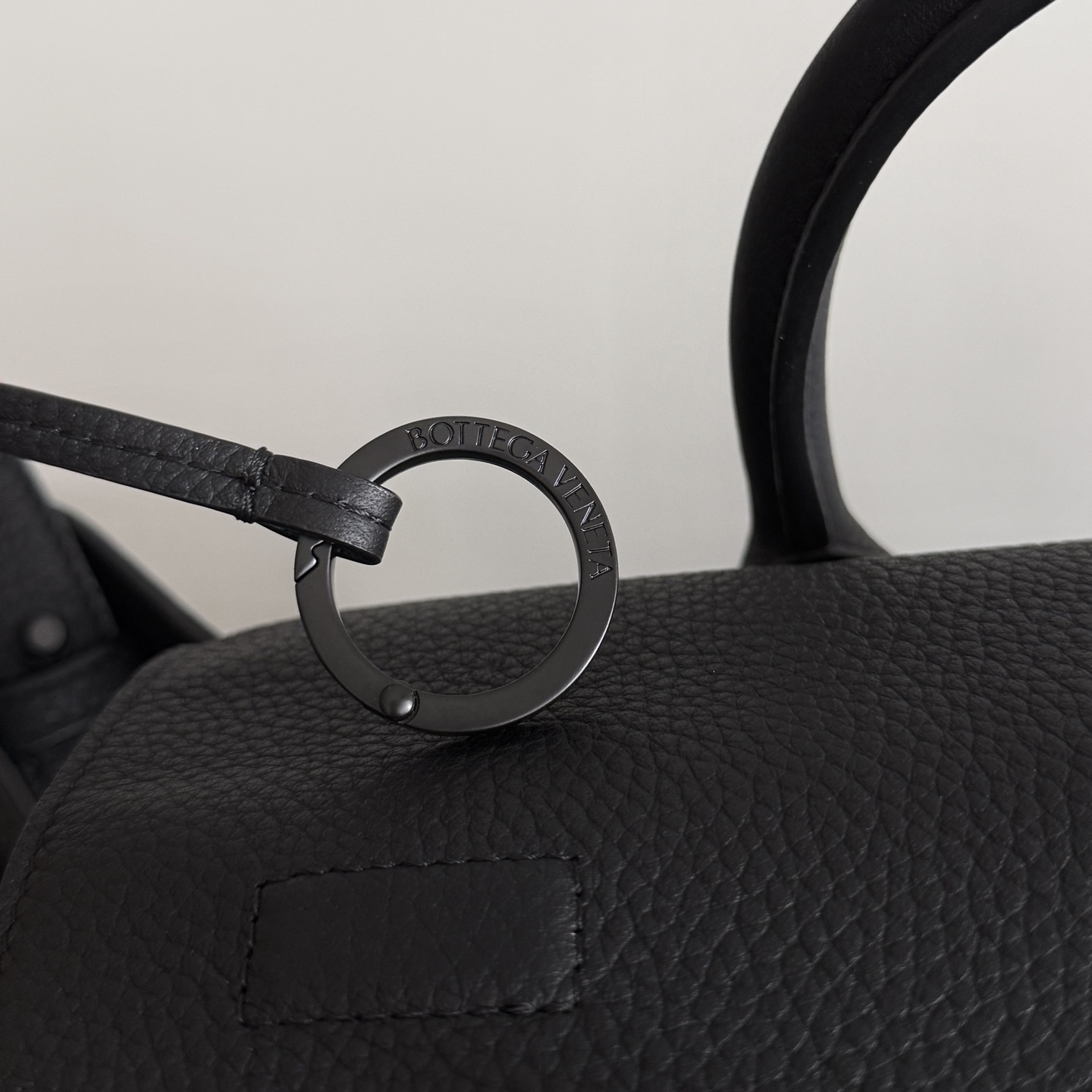 Bottega Veneta 2026 new summer all-black Andiamo Voyager recommends this low-key luxury beast to you who are always looking for a big bag! Unobtrusive but super practical, it can easily solve the problems of being full of daily things and traveling on weekends - Image 8