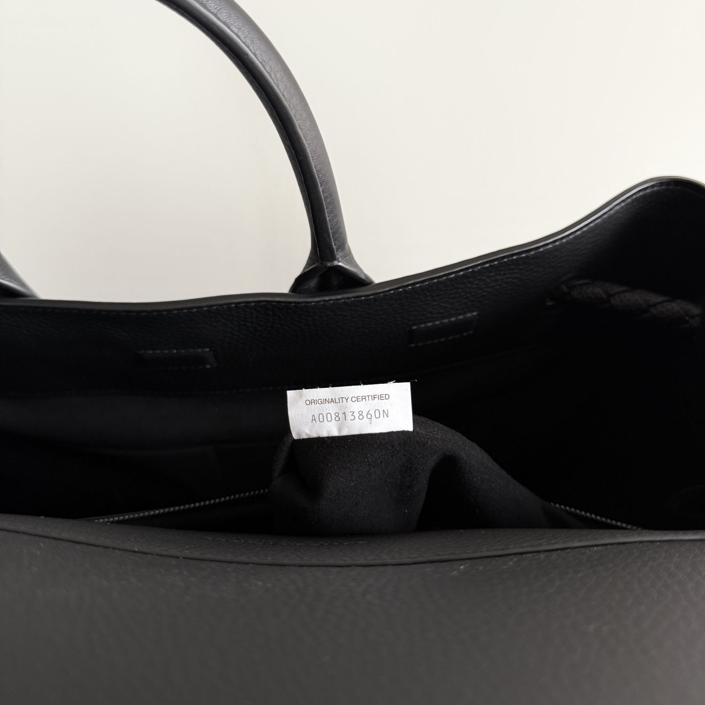 Bottega Veneta 2026 new summer all-black Andiamo Voyager recommends this low-key luxury beast to you who are always looking for a big bag! Unobtrusive but super practical, it can easily solve the problems of being full of daily things and traveling on weekends - Image 9