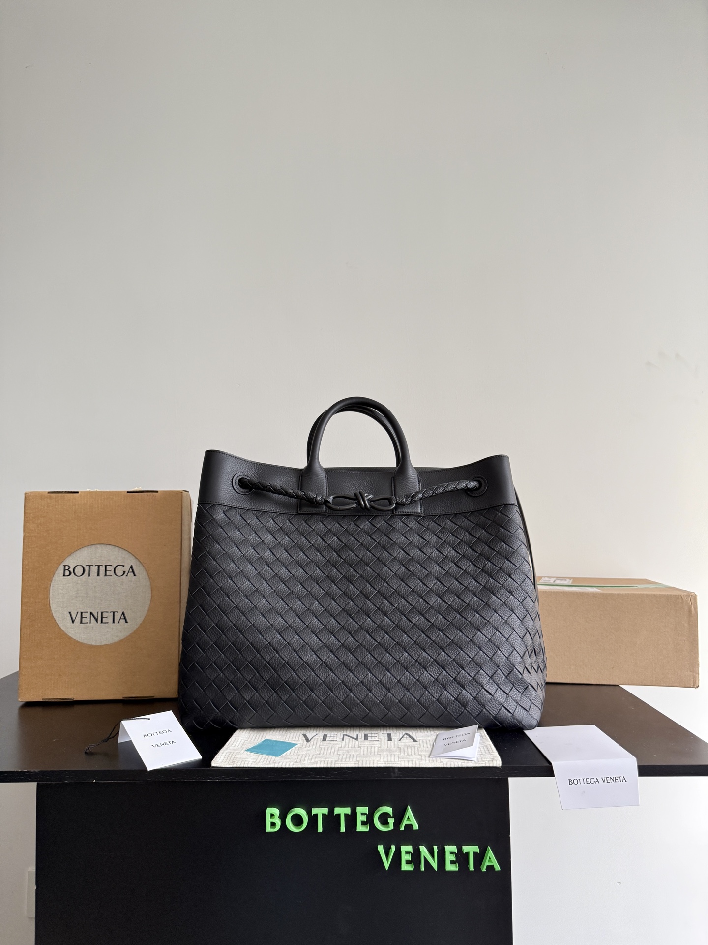 Bottega Veneta 2026 new summer all-black Andiamo Voyager recommends this low-key luxury beast to you who are always looking for a big bag! Unobtrusive but super practical, it can easily solve the problems of being full of daily things and traveling on weekends - Image 10
