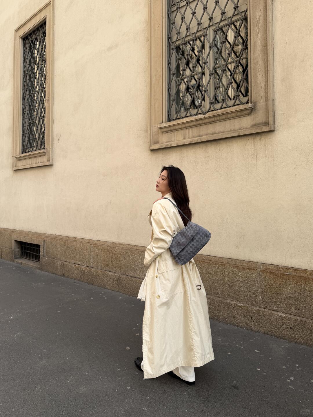 misty blue Hand-brushed matte lambskin Different reflective surfaces appear under different lights The weight is only the same as a canvas bag! - Image 8
