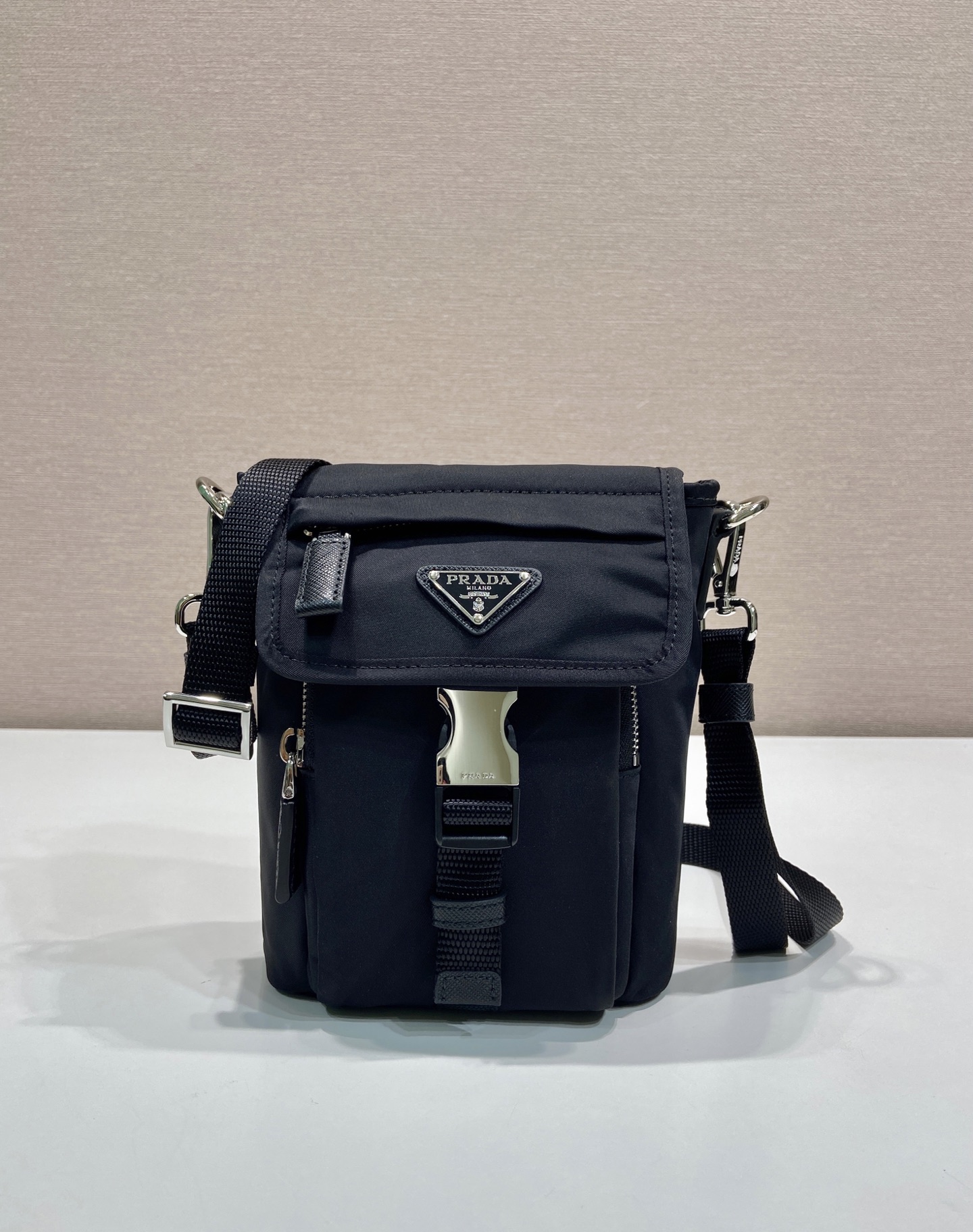 ๐New mobile phone bag๐2ZT086๐๐ This recycled nylon smartphone bag is a versatile accessory with a sporty style and compact design, with external zip pocket and shoulder strap