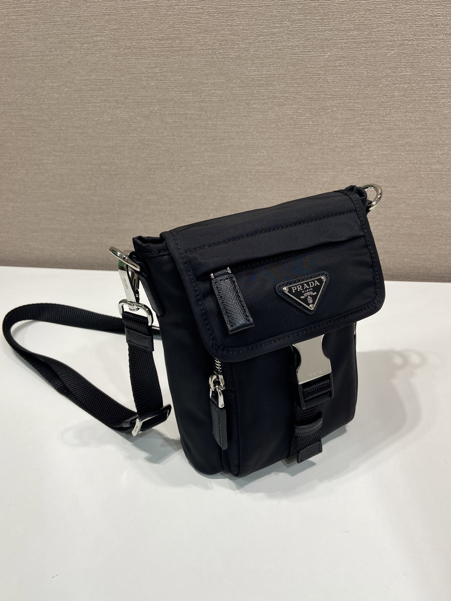 ๐New mobile phone bag๐2ZT086๐๐ This recycled nylon smartphone bag is a versatile accessory with a sporty style and compact design, with external zip pocket and shoulder strap - Image 2