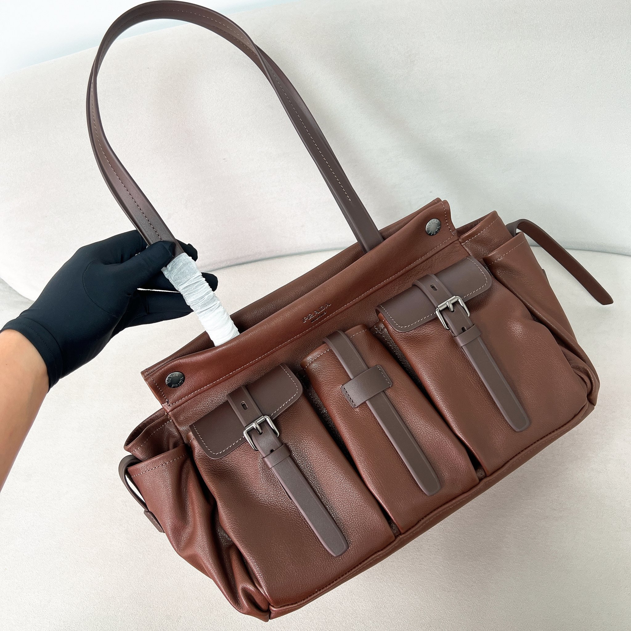 ✨New model debut✨SS26 spring and summer new product Route series retro handbag/tote bag large size 1BG644 The perfect design combines Explore and Bonnei aesthetic elements Create a new modern style that combines retro sophistication and versatility Carefully crafted from imported cowhide Snap closure Heat embossed lettering silver logo Comes with a long wrist strap for carrying over the shoulder Multi-pocket design with vintage metal buckle and strap Extra large canvas interior with two zippered pockets Fashionable feeling directly fills you up The design is casual, simple, refined and practical A retro style bag suitable for daily travel The upper body is really cool and sassy, retro➕fashionable and instant - Image 2