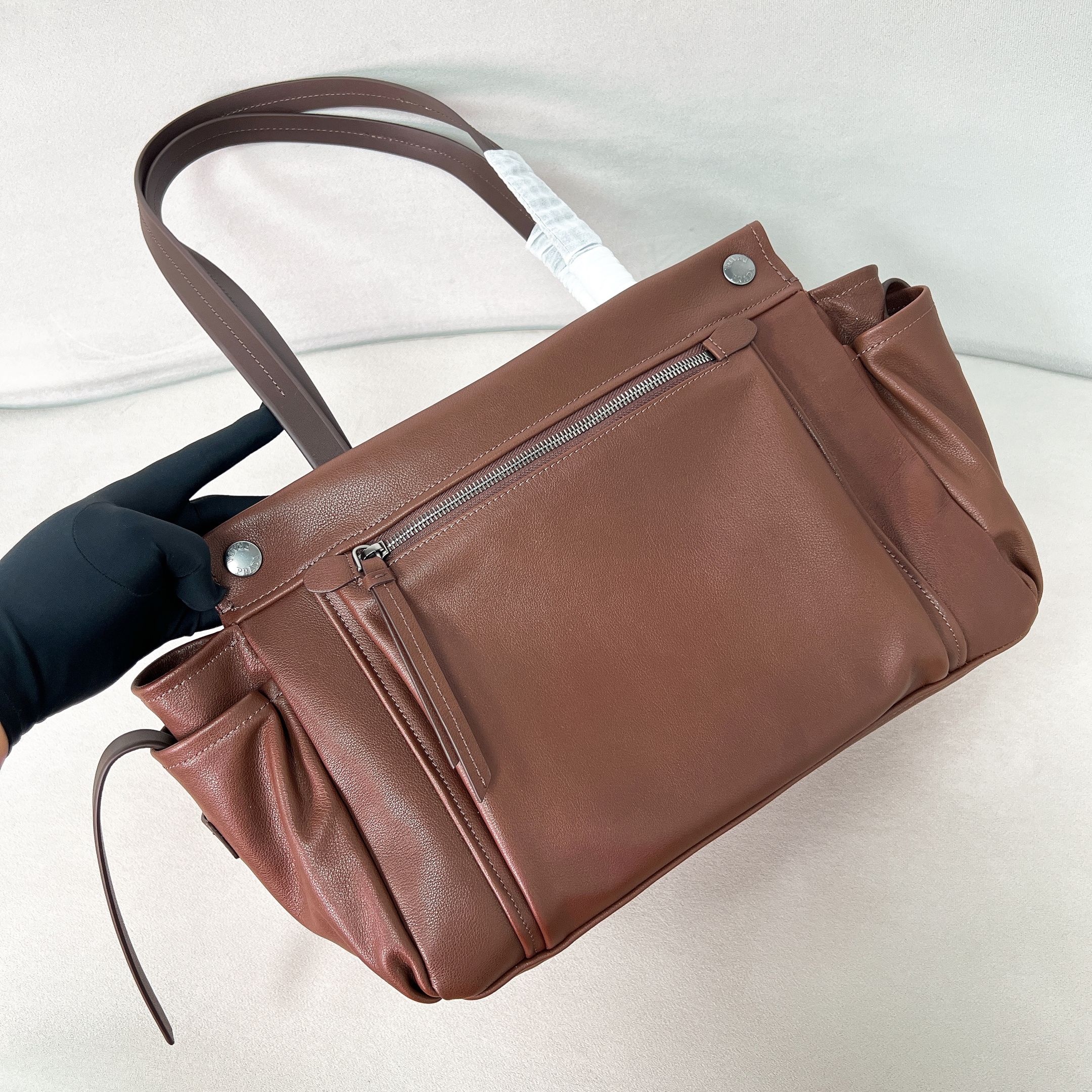✨New model debut✨SS26 spring and summer new product Route series retro handbag/tote bag large size 1BG644 The perfect design combines Explore and Bonnei aesthetic elements Create a new modern style that combines retro sophistication and versatility Carefully crafted from imported cowhide Snap closure Heat embossed lettering silver logo Comes with a long wrist strap for carrying over the shoulder Multi-pocket design with vintage metal buckle and strap Extra large canvas interior with two zippered pockets Fashionable feeling directly fills you up The design is casual, simple, refined and practical A retro style bag suitable for daily travel The upper body is really cool and sassy, retro➕fashionable and instant - Image 4