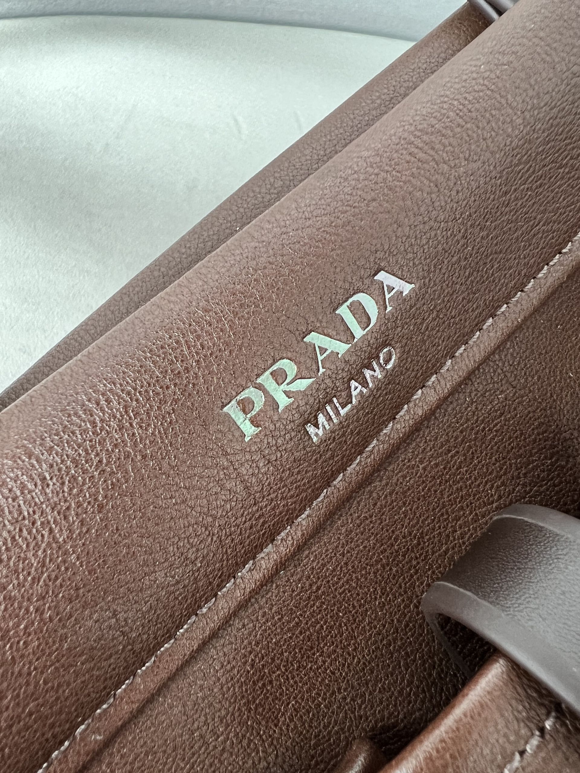 ✨New model debut✨SS26 spring and summer new product Route series retro handbag/tote bag large size 1BG644 The perfect design combines Explore and Bonnei aesthetic elements Create a new modern style that combines retro sophistication and versatility Carefully crafted from imported cowhide Snap closure Heat embossed lettering silver logo Comes with a long wrist strap for carrying over the shoulder Multi-pocket design with vintage metal buckle and strap Extra large canvas interior with two zippered pockets Fashionable feeling directly fills you up The design is casual, simple, refined and practical A retro style bag suitable for daily travel The upper body is really cool and sassy, retro➕fashionable and instant - Image 6